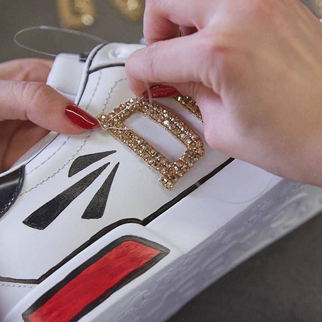 ドルチェ&ガッバーナさんのインスタグラム写真 - (ドルチェ&ガッバーナInstagram)「Choose the shimmering sequined letter patches to write your name or message on your #DGSneakers. For her and for him, these patches are sewn by hand by our talented artisans. Discover more men's sneakers @dolcegabbana_man #DGFamily #DGFattoAMano #DGFamily」10月25日 19時01分 - dolcegabbana