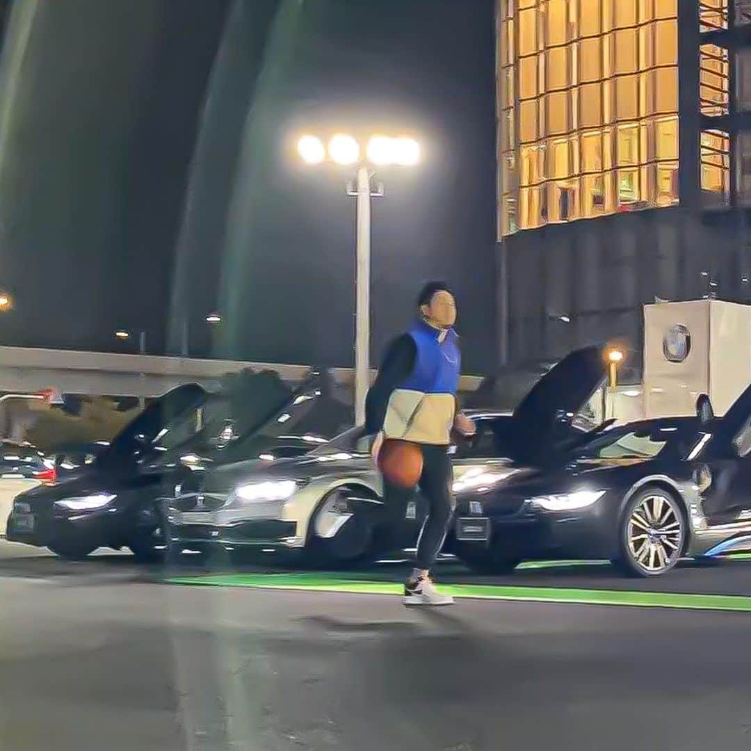 比江島慎さんのインスタグラム写真 - (比江島慎Instagram)「BMWの撮影に行ってきました！ ・ 「レベル4」の自動運転車両に試乗させていただき、最先端のテクノロジーと乗り心地には本当に驚きました！ ・  このような素晴らしい経験をさせていただき、とても光栄に思っています！ いつも応援していただいているファンの皆さんに、バスケットボール以外でも、BMWのような世界的企業との活動の様子をお伝えでき嬉しく思っています！ ・  自動運転の試乗体験イベント、ぜひ来てください！ ・ ・ 【イベントについて】 BMW GROUP Tokyo Bayにて、BMWの最先端のテクノロジーと、BMWが築いてきたヘリテージの数々を余すところなく体験できるイベント「＃NEXTJOY」が、 10月26日（土）～10月27日（日）、11月2日（土）～11月4日（月） の2週末にわたり開催されます。 ・  詳細は下記URLよりご確認いただけます。 ↓  https://www.bmw.co.jp/ja/topics/brand-and-technology/experience/nextjoy.html?tl=coo-teas-910b-bra-min-.-.-00000001-2019-10-04-.-.2 ・ ・  @bmwjapan ・  #BMW #BMWJapan #NEXTJOY #駆けぬける歓び #自動運転 #比江島慎  #宇都宮ブレックス #ブレックス #grabit #brex #bリーグ#bleague #バスケットボール #バスケ #basketball #日本一丸 #日本代表  #東京オリンピック #東京2020 #ステラリアンバスケットボール ・ ・ ・ 「宇都宮ブレックスの2019-20シーズン優勝」「日本代表として東京オリンピックで世界の強豪相手にチームに貢献」という目標を達成できるように頑張っていきますので、これからも応援よろしくお願いします！！」10月25日 19時01分 - mako6hieji