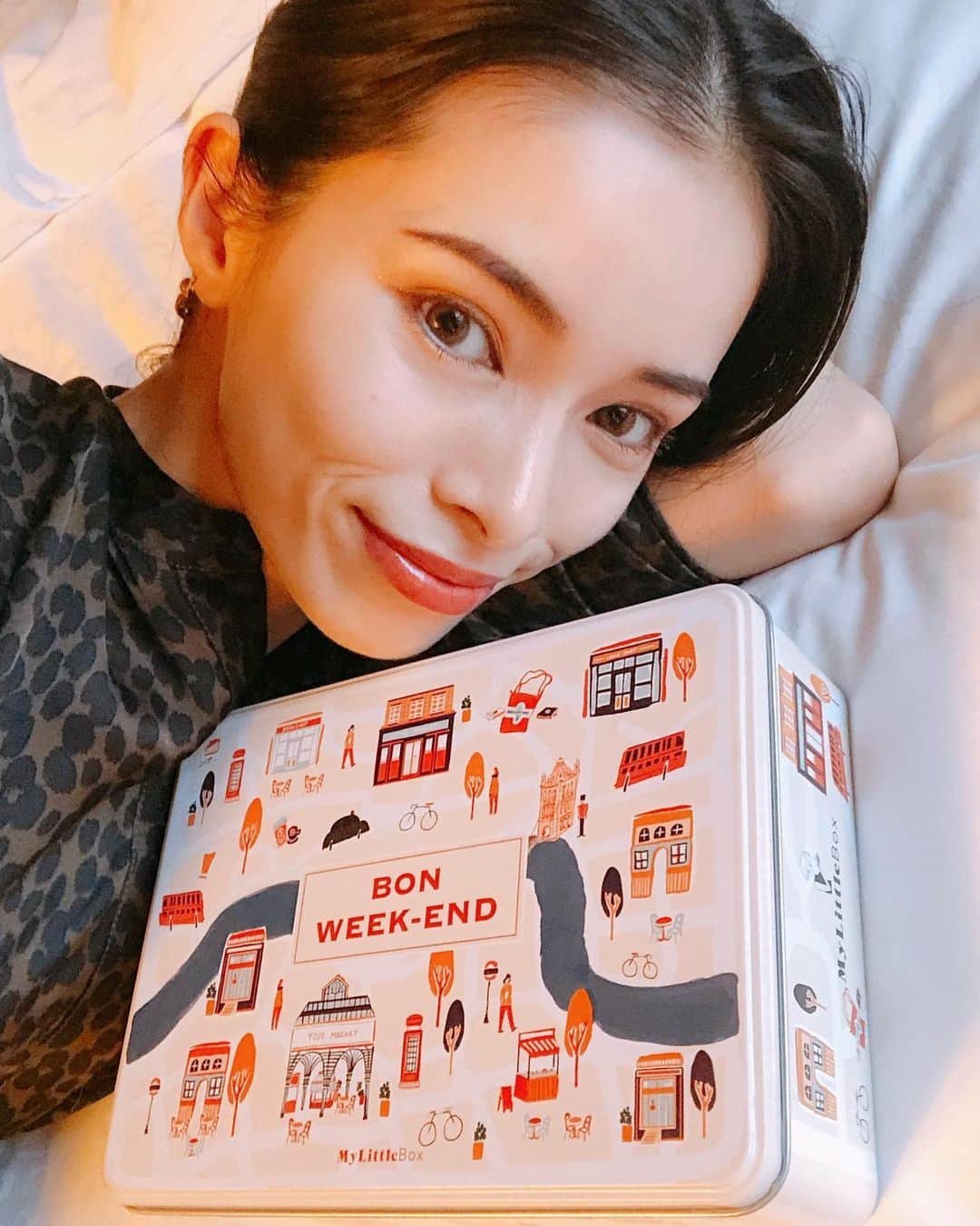 尾崎紗代子さんのインスタグラム写真 - (尾崎紗代子Instagram)「@ba_red_polaofficial のコンセプト 「踏み出す人の、エイジングケア。RedBA」 とあるように、私も最近踏み出しました( ^ω^ ) １枚目がその写真。 しばらく子育てに専念してきて、 やはり仕事もしたいという 意欲がむくむくと湧いてきました。 本当に自分が好きなものを作ってブランドにしようと 今少しずつ構築中....。 中々思う通りに進まず、今の生活を崩しすぎないように合間に作業しているので ゆっくりですが着々と進んでいます( ^ω^ ) . そして10月の「My Little Box」に RedB.A コントゥアテンションマスクが入っています。 中身は届くまでわからないというサプライズのボックスなので 開ける瞬間の喜びもひとしお。 Red B.Aコントゥアテンションを毎日使うようになってから お肌にハリが出てきた感じがして生き生きとしてます( ^ω^ ) 本当に優秀でスタメンクリームです✌️ . #本能は再起動できる #redba #redbaアンバサダー #pola #コントゥアテンション #MyLittleBox #pr」10月25日 18時58分 - osayo_osayo