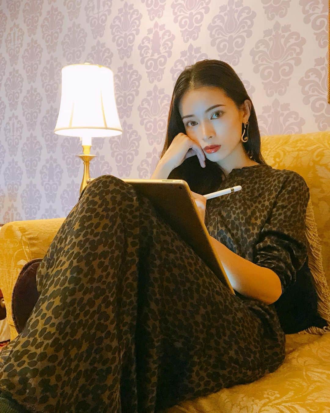のインスタグラム：「@ba_red_polaofficial のコンセプト 「踏み出す人の、エイジングケア。RedBA」 とあるように、私も最近踏み出しました( ^ω^ ) １枚目がその写真。 しばらく子育てに専念してきて、 やはり仕事もしたいという 意欲がむくむくと湧いてきました。 本当に自分が好きなものを作ってブランドにしようと 今少しずつ構築中....。 中々思う通りに進まず、今の生活を崩しすぎないように合間に作業しているので ゆっくりですが着々と進んでいます( ^ω^ ) . そして10月の「My Little Box」に RedB.A コントゥアテンションマスクが入っています。 中身は届くまでわからないというサプライズのボックスなので 開ける瞬間の喜びもひとしお。 Red B.Aコントゥアテンションを毎日使うようになってから お肌にハリが出てきた感じがして生き生きとしてます( ^ω^ ) 本当に優秀でスタメンクリームです✌️ . #本能は再起動できる #redba #redbaアンバサダー #pola #コントゥアテンション #MyLittleBox #pr」