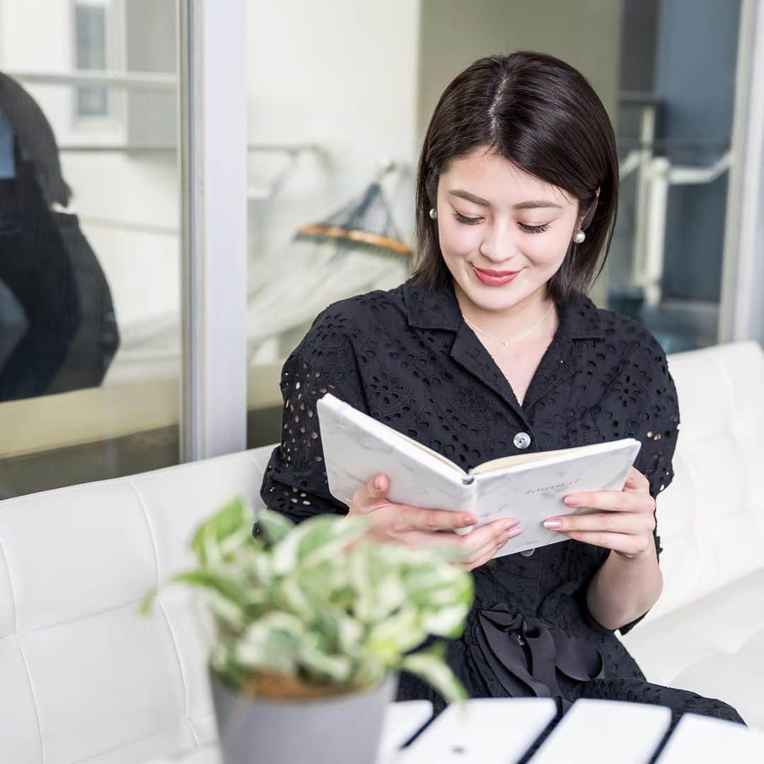 オルフェス（ALFACE+）のインスタグラム：「読書の秋がやってきました🌾﻿ ﻿ ﻿ オルフェスのフェイスマスクは密着力抜群なので、﻿ 着けたままどんな姿勢でも本が読めます📚﻿ ﻿ ﻿ とろみのあるテクスチャーのエッセンスは﻿ 液だれもしないので濡れる心配もありません🙆‍♀️﻿ ﻿ ﻿ 秋の夜長はオルフェスと一緒に…☪﻿ ﻿ ﻿  #スキンケア #フェイスパック #シートマスク #ながら美容 #フェイスマスク #オルフェス #保湿 #潤い #美肌 #ハリ #ツヤ #読書の秋 #夜更かし #秋の夜長の過ごし方 #autumn﻿」
