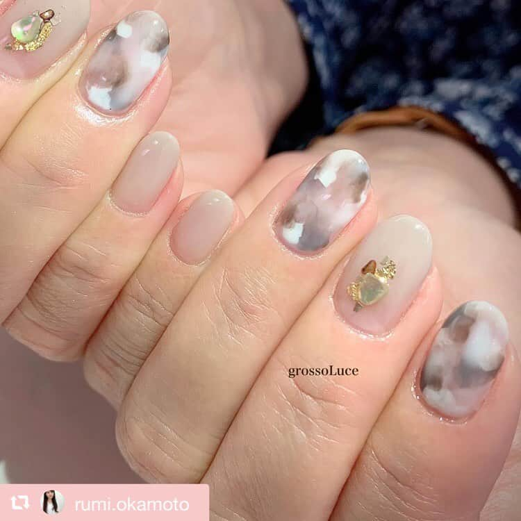 【公式】ネイルパフェ ジェルさんのインスタグラム写真 - (【公式】ネイルパフェ ジェルInstagram)「#岡本先生ネイル 💅﻿ ﻿ 大人気‼️岡本瑠美先生のセミナー受付状況💡﻿ ﻿ ◆11月8日（金）札幌駅前店様﻿ 一部⇨🈵 二部⇨🈵﻿ ﻿ ◆12月2日（月）福岡店様﻿ 一部⇨🈵 二部⇨残席かなり僅か💦﻿ ﻿ となっております🙇‍♀️﻿ ﻿ ※こちらの画像はセミナーアートではございません🙈﻿ 詳しくはTAT様の各店舗HPをご覧下さい👁﻿ ﻿ 九州では初となる岡本先生セミナー✨﻿ 福岡店様まで、是非ご連絡をお待ちしています❤️﻿ ﻿ ▼TAT福岡店様﻿ 📲092-406-3702﻿ ﻿ 宜しくお願いします💅﻿ ﻿ #repost @rumi.okamoto via @PhotoAroundApp ﻿ .﻿ 白べっ甲♡﻿ .﻿ #rumiべっ甲﻿ .﻿ .﻿ #grossoluce #nail #nails #gelnails #美甲 #ネイル #ネイルアート #ネイルデザイン #ジェル #ジェルネイル #秋ネイル #べっ甲ネイル #べっ甲 #ネイルパフェジェル #ネイルパフェ #パフェジェル #nailparfaitgel #TATセミナー #ネイルセミナー #福岡セミナー #九州セミナー #TAT # nailshoptat #TATセミナー #ネイルレッスン #ローズネイル #薔薇ネイル #岡本瑠美先生」10月25日 19時00分 - nailparfaitgel