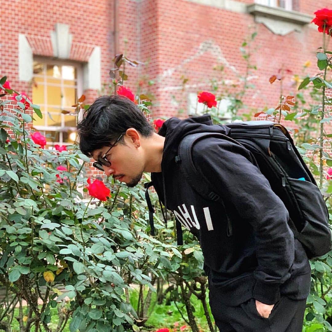 小柳津林太郎さんのインスタグラム写真 - (小柳津林太郎Instagram)「盛岡の旅パート3✨ 岩手銀行旧本店にて、赤い花を発見🌹  残念ながら薔薇ではなかったです（笑） 赤い花を見るとつい色々と想い出すなぁ。  シーズン3もいよいよフィナーレに突入。 @tomonaga_shinya の勇姿を最後まで見守ります！  今夜0時が楽しみ🌹  #バチェラー #バチェラー2 #bachelorjapan #バチェラージャパン #ghost  #アマゾンプライム #thebachelor #rinstagram #岩手 #盛岡 #恋する盛岡 #旅行 #tabippo #岩手銀行旧本店　#赤い花 #eyevan #yohjiyamamoto  #🌹」10月25日 19時03分 - rinsta_gram1002