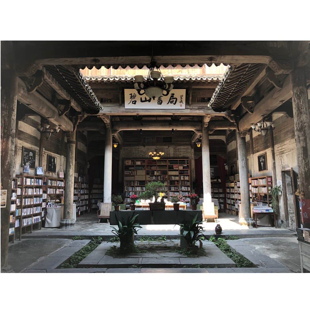 森井ユカさんのインスタグラム写真 - (森井ユカInstagram)「中国安徽省の碧山に来ています。D&DEPARTMENTのすぐ近くにある、歴史的遺産として保護されている築220年の書店『碧山書局』。その内観に圧倒される。天井が空いているのがこちらの建築様式で、雨はあまり降らない地域なので貴重だから屋内に振らせるのだそう。書籍は映画やアート関連が多く2階は古本。どこを撮っても中国映画のセットのよう。 #碧山書局 #中国旅行 #世界の本屋 #世界の美しい本屋 #中国の本屋 #安徽省黄山市」10月25日 19時07分 - yukamorii