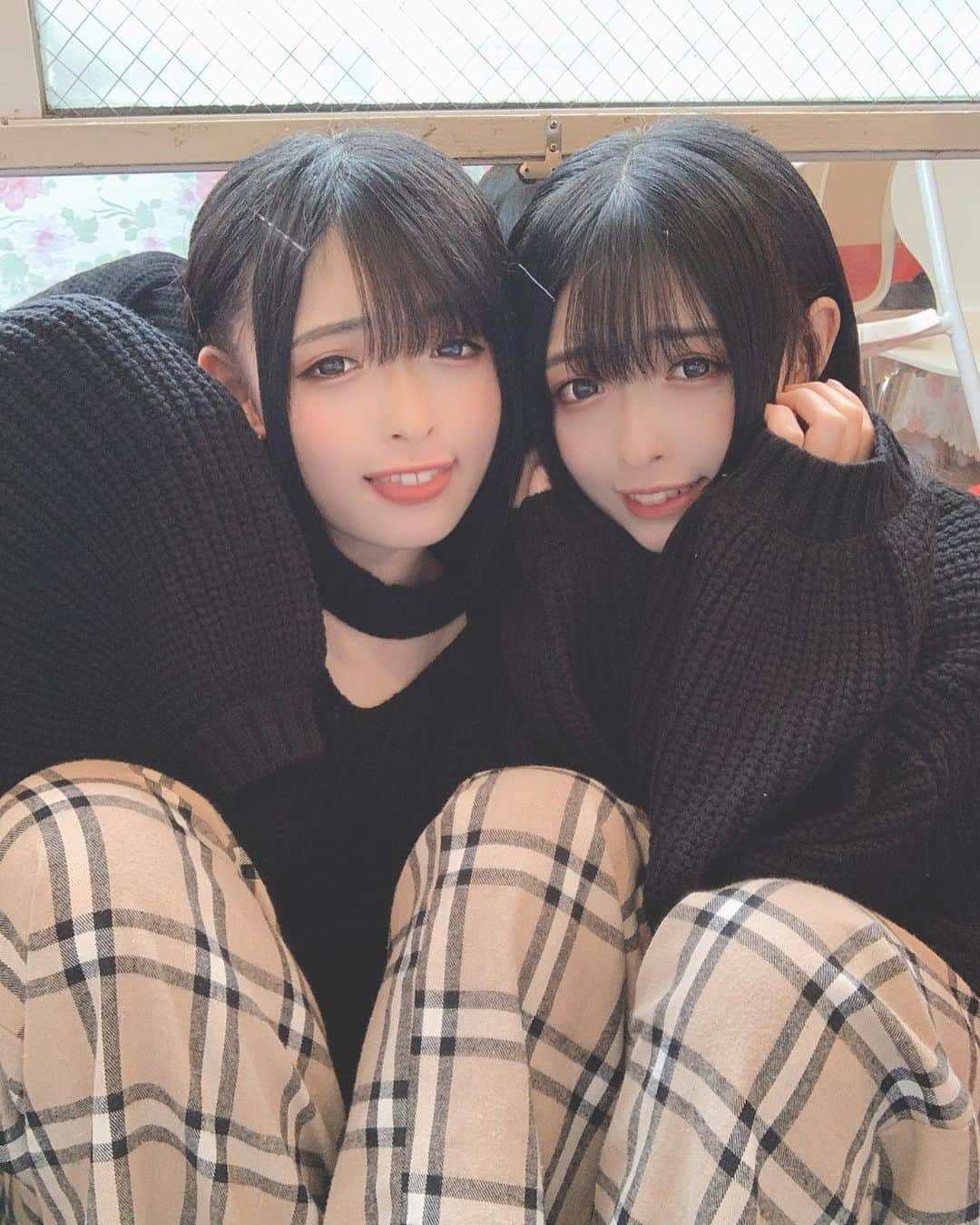 くにくにさんのインスタグラム写真 - (くにくにInstagram)「・ ・ *:・゜。*:・゜*:・゜。*:・゜。* ・ ・ ニット女子になりました❤︎ ・ ・ #くにくに #双子 #ツインズ #黒髪 #アイドル #IDOL #JAPAN #福井 #ファッション #twins #KUNIKUNI #ootd #twinsfashion #코디 #패션 #cute #ニット#ニット女子#ニットコーデ#ニットトップス 冬#コーデ#寒い#チェックパンツ #チェック ・ ・ *:・゜。*:・゜*:・゜。*:・゜。*」10月25日 19時09分 - kunikakuniho