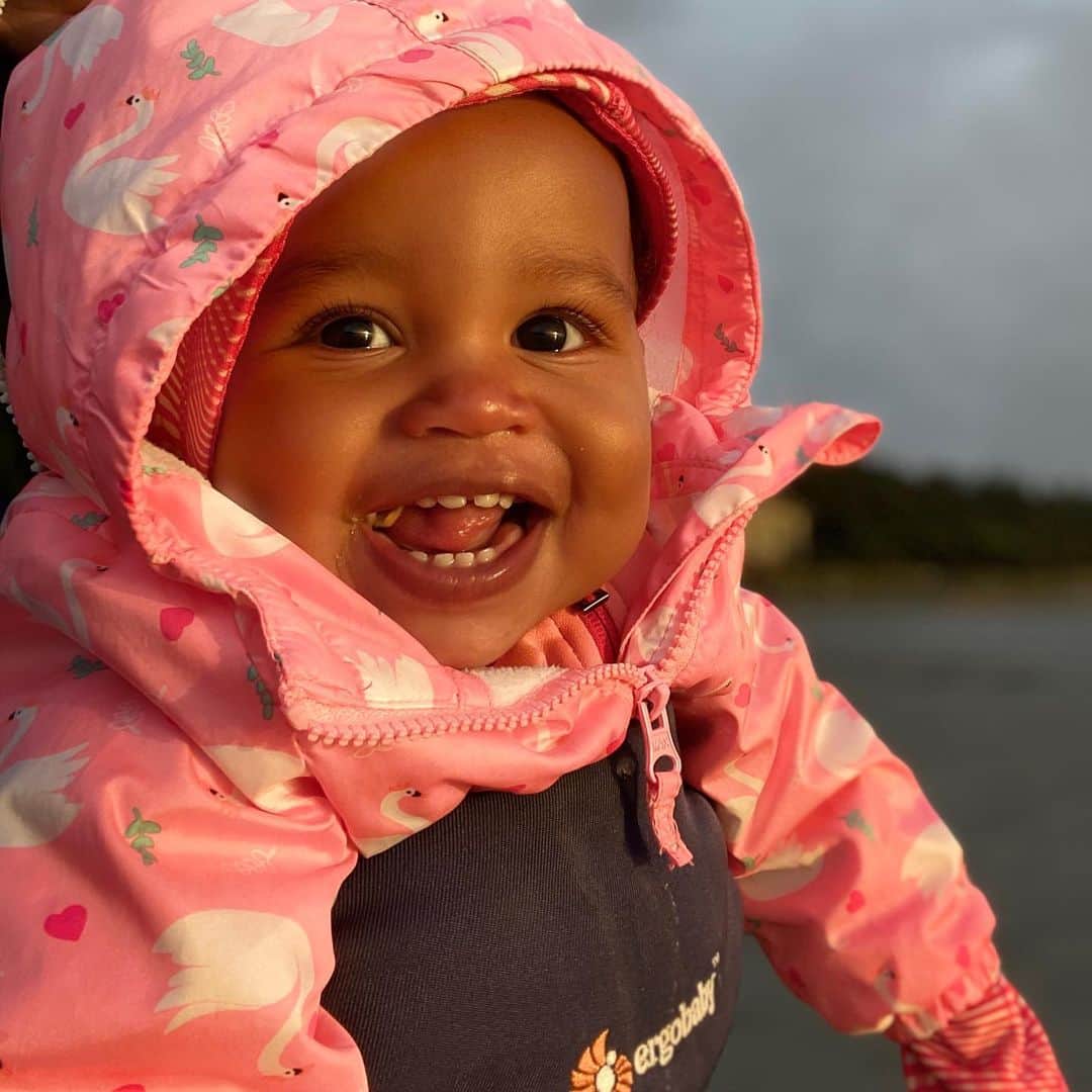 メリッサ・ビショップのインスタグラム：「You make me smile 🥰 #mygirl #girlmom #babysmiles」
