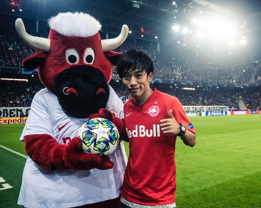 徳田耕太郎のインスタグラム：「Freestyle Session with Bullidibumm at @fcredbullsalzburg ! It was my first time to watch Champions League! Thank you so much to sent me to Salzburg @redbulljapan 🙏✨ #redbull #skullcandy #g_shock」