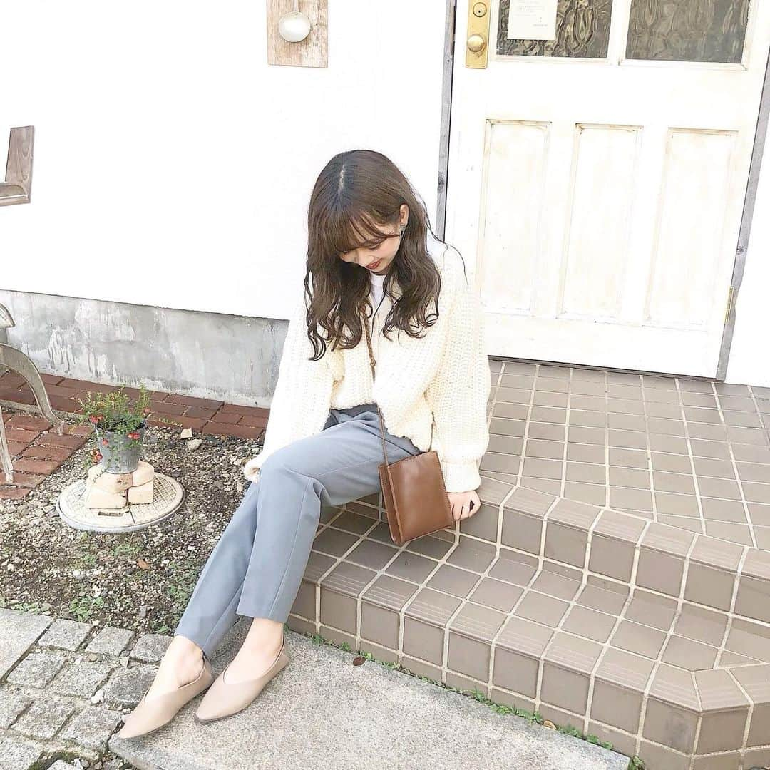 haruさんのインスタグラム写真 - (haruInstagram)「ㅤㅤㅤㅤㅤㅤㅤㅤㅤㅤㅤㅤㅤ ㅤㅤㅤㅤㅤㅤㅤㅤㅤㅤㅤㅤㅤ ㅤㅤㅤㅤㅤㅤㅤㅤㅤㅤㅤㅤㅤ #ootd ㅤㅤㅤㅤㅤㅤㅤㅤㅤㅤㅤㅤㅤ @gu_global の パンツで 大人っぽめコーデに🤭🧡 グレー表記だけど くすんだブルーがかった感じもあります😳！ ㅤㅤㅤㅤㅤㅤㅤㅤㅤㅤㅤㅤㅤ S試着したら ぴたっとすぎて お尻のラインとか 気になったので Mサイズにしました😋🌸 ㅤㅤㅤㅤㅤㅤㅤㅤㅤㅤㅤㅤㅤ ウエストちょっと大きいけど ベルトすれば問題なかったです☺💗 ㅤㅤㅤㅤㅤㅤㅤㅤㅤㅤㅤㅤㅤ ㅤㅤㅤㅤㅤㅤㅤㅤㅤㅤㅤㅤㅤ ❤︎ knit : #titivate ¥4990 ＋ tax  Mサイズ ［ AUXN0326 ］#ヘンリーネックローゲージニット ❤︎ pants : #gu ¥1990 ＋ tax  Mサイズ ［ #起毛タックテーパードパンツ ］ ❤︎ bag : #lavoragine ¥4730 ❤︎ shoes : #sango ¥2750 ［ #スクエアトゥフラットヒールバブーシュ ］ダークベージュ ㅤㅤㅤㅤㅤㅤㅤㅤㅤㅤㅤㅤㅤ ㅤㅤㅤㅤㅤㅤㅤㅤㅤㅤㅤㅤㅤ 昨日のインスタライブ来てくださった方々 ありがとうございました🙇‍♀️💓 とってもたのしかったです(  ˊᵕˋ )🧡！ ㅤㅤㅤㅤㅤㅤㅤㅤㅤㅤㅤㅤㅤ ㅤㅤㅤㅤㅤㅤㅤㅤㅤㅤㅤㅤㅤ #harucd ㅤㅤㅤㅤㅤㅤㅤㅤㅤㅤㅤㅤㅤ」10月25日 19時11分 - __haru3