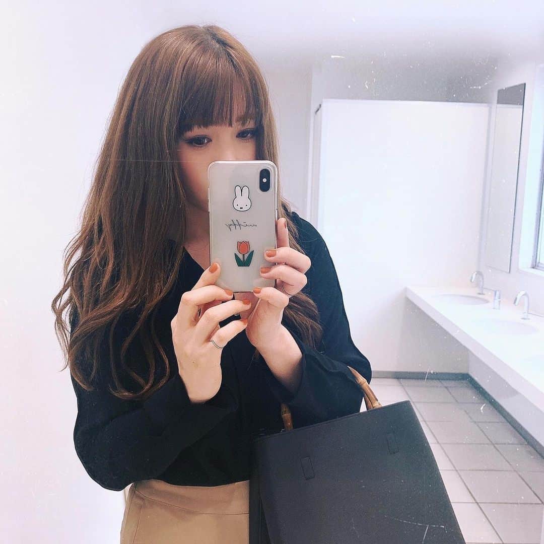 k i ｒa r a のインスタグラム：「♥ やっぱロングが落ち着く👩🏻﻿ ﻿ 最近お気に入りのブラウス♥﻿ ﻿ デコルテラインを綺麗に見せてくれて﻿ 上品で大人かわいい♥」