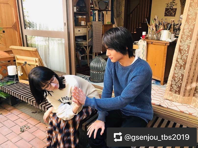 4分間のマリーゴールド【公式】さんのインスタグラム写真 - (4分間のマリーゴールド【公式】Instagram)「#repost from @gsenjou_tbs2019  皆さま、今週もお疲れ様でした✨‬﻿ ‪今日はこんなオフショットを😚‬﻿ ﻿ ‪先日、スタジオでとあるセットを発見😳🧡‬﻿ ‪せっかくなので、#也映子さん と #理人くん ﻿ でお邪魔しました🙏🏻📷‬﻿ ﻿ #よんまり のセットの縁側素敵でした🥰﻿ #理人くんは手を重ねたら何が見れるのかな？﻿ ﻿ ‪#花巻家の皆さんは不在😢‬﻿ ‪#よんまり 第3話は本日よる10時から！‬﻿ ‪#波瑠 #中川大志‬﻿ ‪#4分間のマリーゴールド‬﻿ ‪#G線上のあなたと私‬﻿ #10月29日第3話放送」10月25日 19時13分 - 4mari_tbs