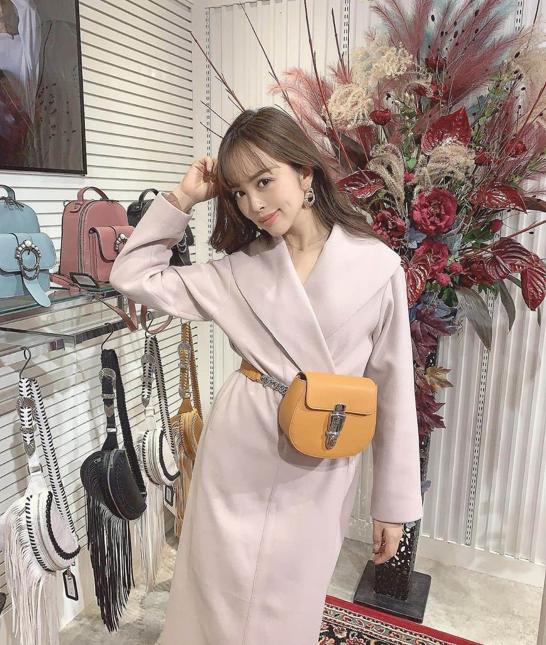 板橋瑠美さんのインスタグラム写真 - (板橋瑠美Instagram)「3way Bag ゲット💓☻﻿ ﻿ ﻿ 仲良しのじゅんちゃんがプロデューサーしてるブランド　Jeaneの可愛いBag♡﻿ ﻿ ﻿ このつけ方は、コートの上から着けれるし﻿ ベルトもあと２つ入ってるから❣️﻿ ﻿ ﻿ その日のコーデによって変えられるし最高♡﻿ ﻿ ﻿ @jgene_official  是非見てみてね〜((((･´ω`･))))」10月25日 19時14分 - rumi_official_0616