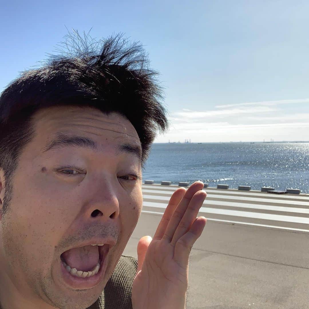 西川晃啓のインスタグラム：「気絶？  よく見たら気絶してない？  #あるある探検隊#レギュラー#気絶#気絶の日々#ギャグ#千葉#浦安#海#本日#名古屋#営業#大雨#明日#晴れ」