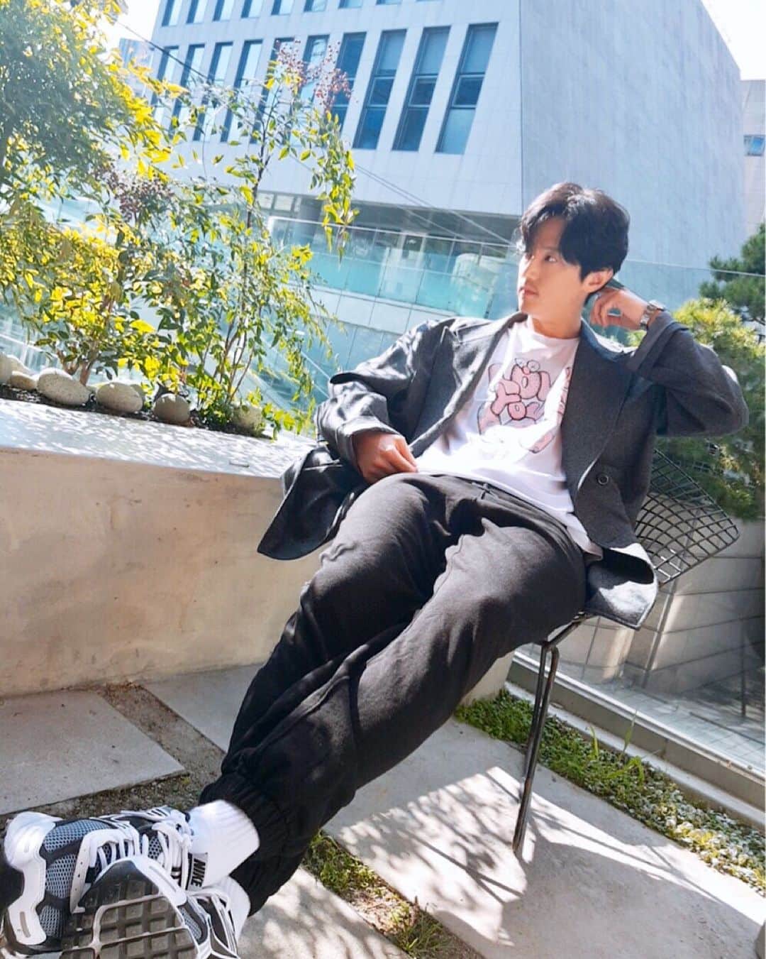 クォン・ユルのインスタグラム：「#권율작성 📝 W Korea 유방암 인식 향상 캠페인 함께 해요! #KawsxWkorea #LoveyourW @wkorea @kaws」