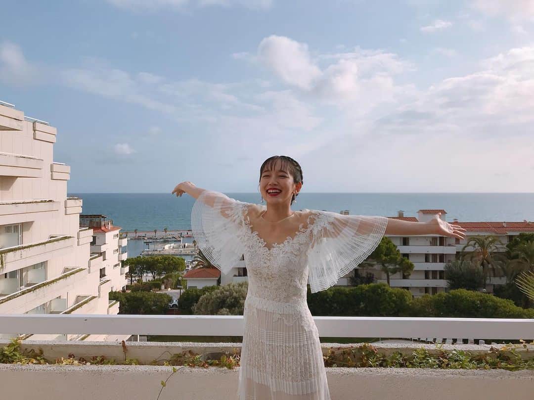 吉岡里帆（マネージャー）のインスタグラム：「🌈🌈🌈 今夜はMステと時効警察3話、どうもありがとうございましたー！☺️ . さて、週末ということで、、 みなさんに映画「空の青さを知る人よ」を観ていただきたいな〜と思い、本当は誰にも見せたくない（？）とっておきのシッチェス映画祭オフショットを。🇪🇸 . . . …………あの〜、最高ですか？ 愛さずにいられない🤦‍♀️ （※個人の感想です） . dress： @tadashishoji_japan pierce： @official_mikimoto . #空の青さを知る人よ #空青 @soraaoproject . #いつかの吉岡さん」