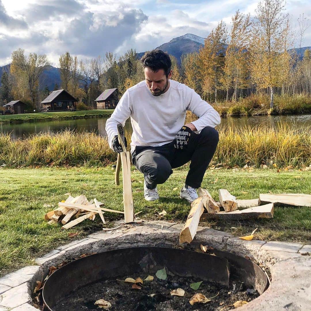 イアン・ボーエンのインスタグラム：「If you light it, they will come.」