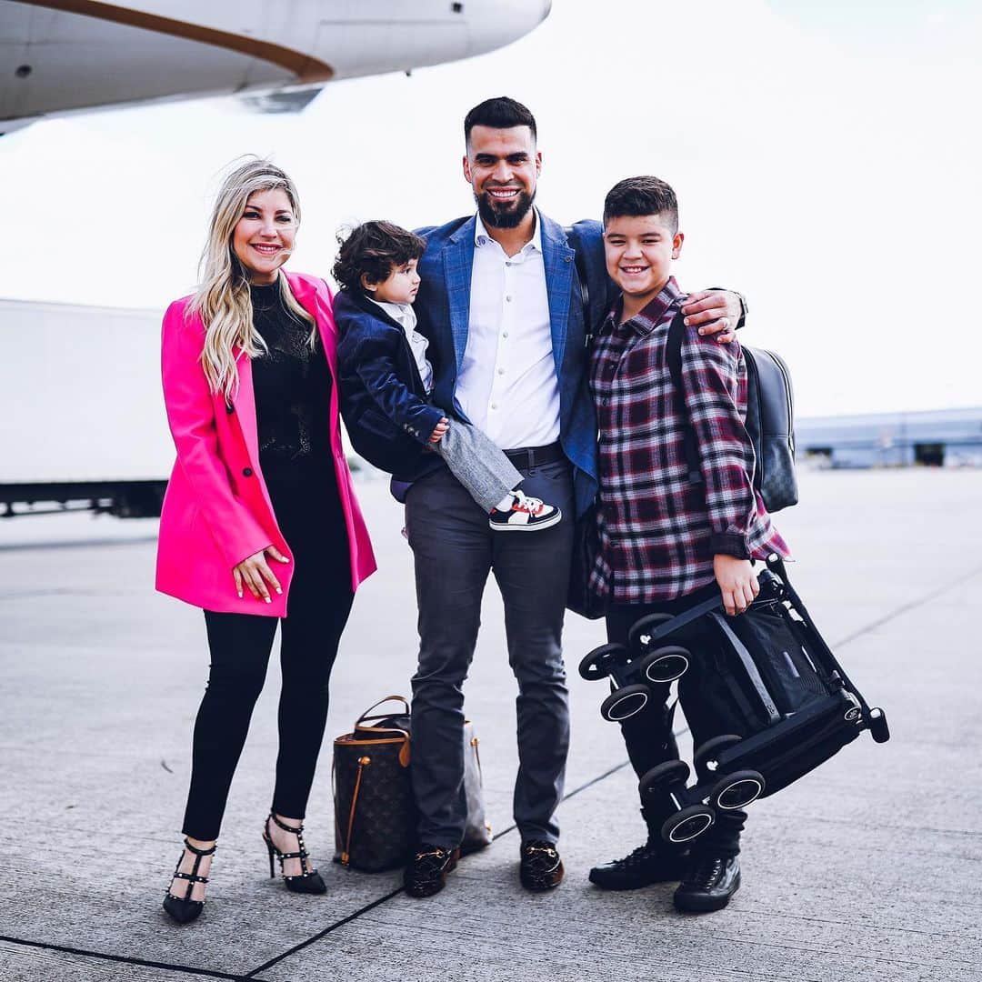 ロビンソン・チリノスのインスタグラム：「Familia ❤️」