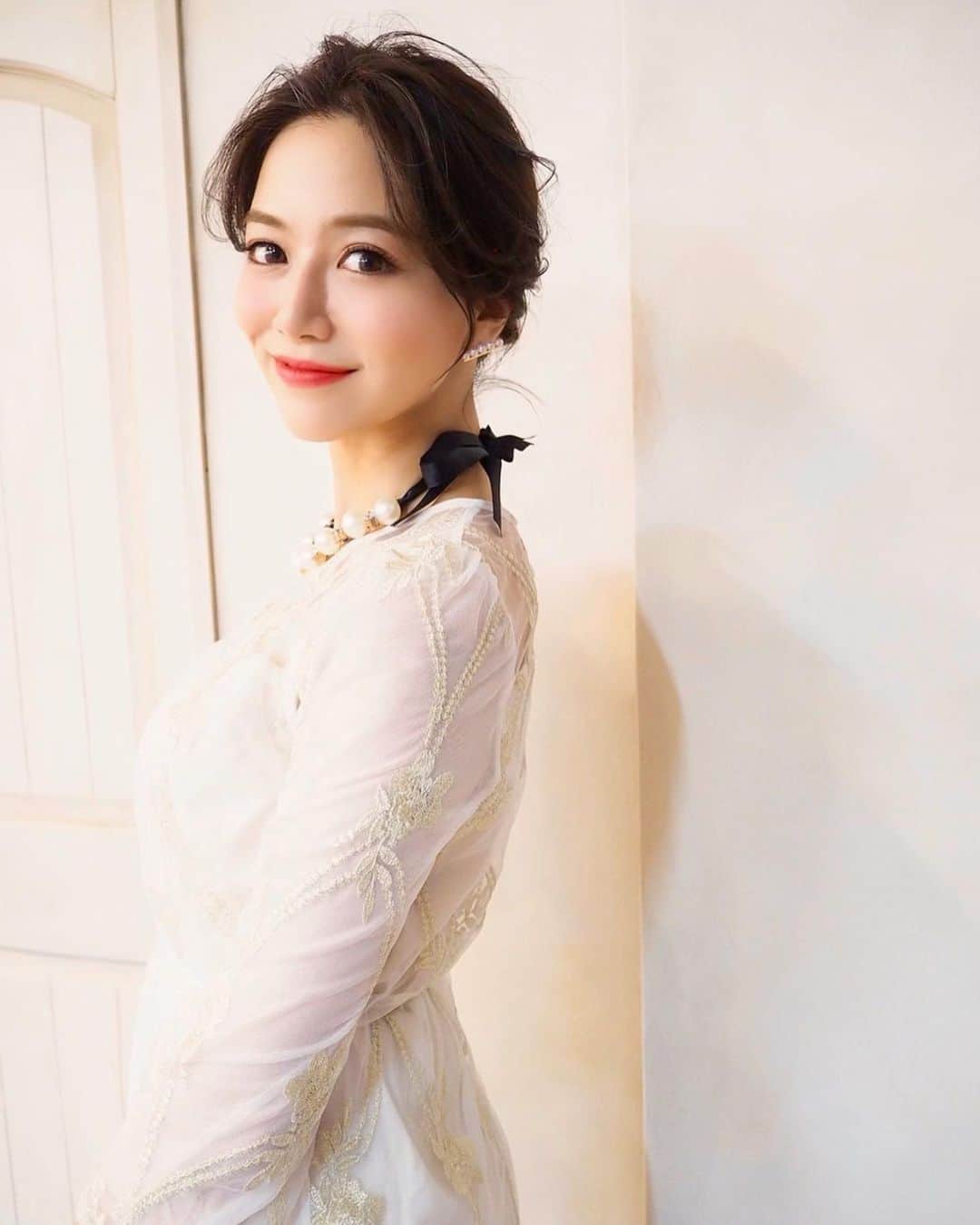 のインスタグラム：「こんばんは☺️💕 . 今日は一日、沢山のお祝いメッセージをいただいて、ずっと心がぽかぽか💓みなさんのおかげでとっても嬉しい素敵な一日になりました😋❣️ . 今夜は友達と夜ご飯を食べにいってきます☺️🍴💕 . 仕事終わりに、 @zacc_miyagawa のところに行って、30歳らしく大人ヘアに変身してもらいました🤝✨ . ボブでもこんなこなれアップヘアにしてもらえて感謝💕 . お洋服は @tenderlydress_official のもの❣️しかもこれネックレス付きなの🥺お得でしょ❣️ . 丈感も大人っぽくて刺繍の柄もお気に入りなの☺️✨ . 今までは歳を重ねると、自分のことばかり考えていたけど、今年は周りの人を少しでも笑顔にできる人になれたらいいな〜なんて思います。いつまでも感謝の気持ちを忘れずに、謙虚に、素敵な大人の女性になりたいです。 . 今日もお疲れ様でした 💕 . #hbd #birthday #happybirthday #dress #whitedress #birthdaygirl #お誕生日 #誕生日 #誕生日プレゼント #ヘアアレンジ #ボブアレンジ #ボブ #結婚式お呼ばれ #お呼ばれコーデ #結婚式二次会 #感謝 #ありがとう #thankyou #ヘアスタイル #hairstyle #白コーデ #刺繍 #アップスタイル #黒髪 #blackhair #幸せ #happy #抱負 #里奈ちゃんヘア」