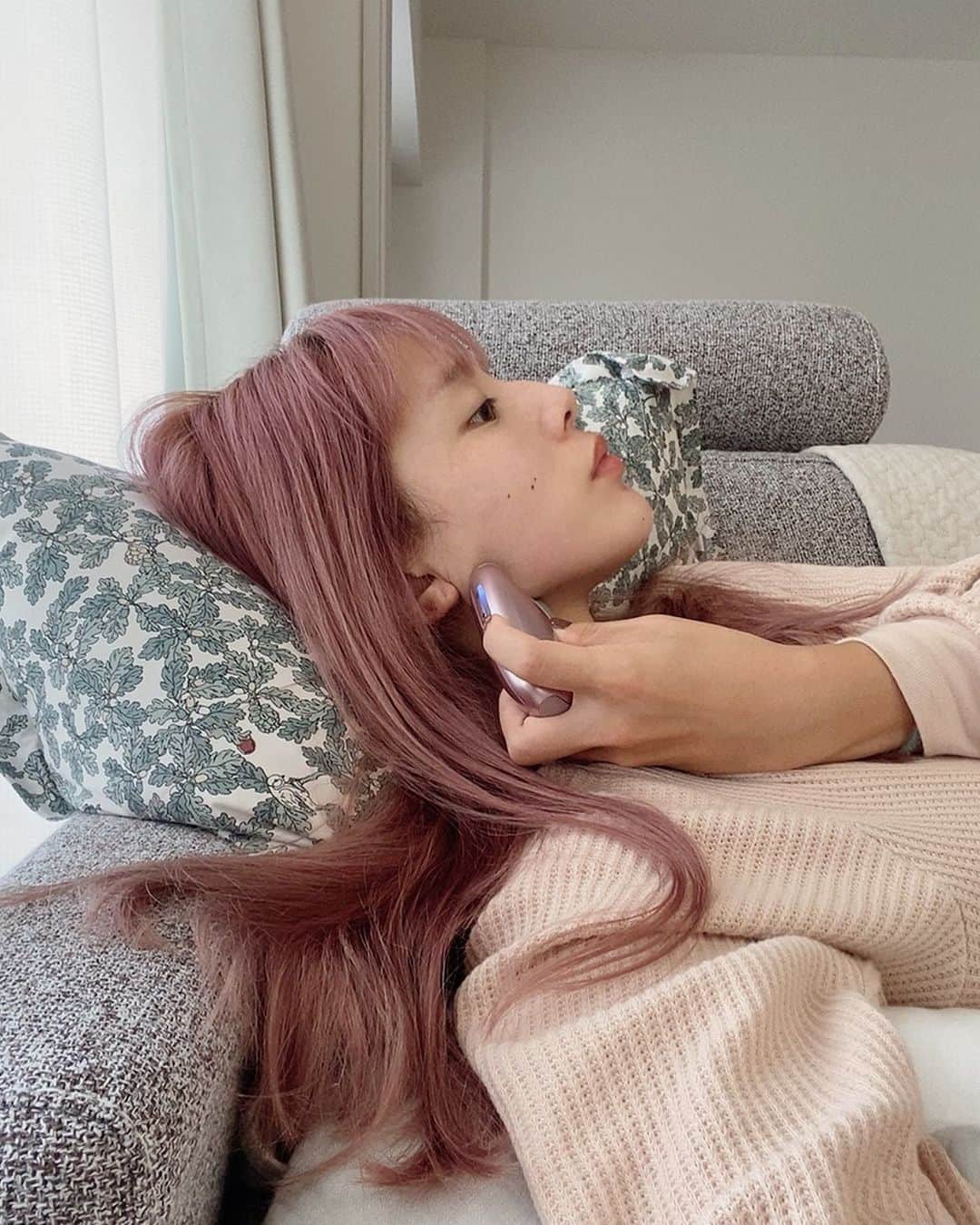 目見田早弥子のインスタグラム：「| . いつものメイクをする前に。 スキンケア後にPanasonicの温感かっさでケア。 ４つのカーブが顔や体にフィットして使いやすいです！ かっさがじんわり暖かくなって振動もモードで選べて 滑らせるだけですごく気持ち良い◯ お顔だけでなくボディにも使えます！ #パナソニックビューティ#パナソニックビューティ美容部#美容家電#PR#パナソニックビューティ社外美容部#温感かっさ @panasonic_beauty」