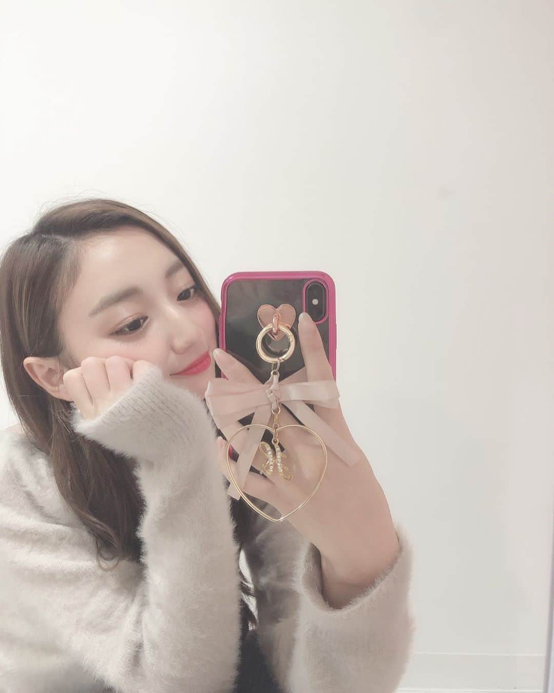 のインスタグラム：「新しいiPhoneけーす🙌🏻 女の子ぽくてカワイイ💗 自分のイニシャルが入ってるのお気に入りっ！！ そして今HALLOWEEN SALEが開催中だよっ👻 MAX20%OFF！  10/25 19:00〜 10/31  23:59 まで✨ @alamain2018 プロフィールのURLからみれるよぉ〜🐥」