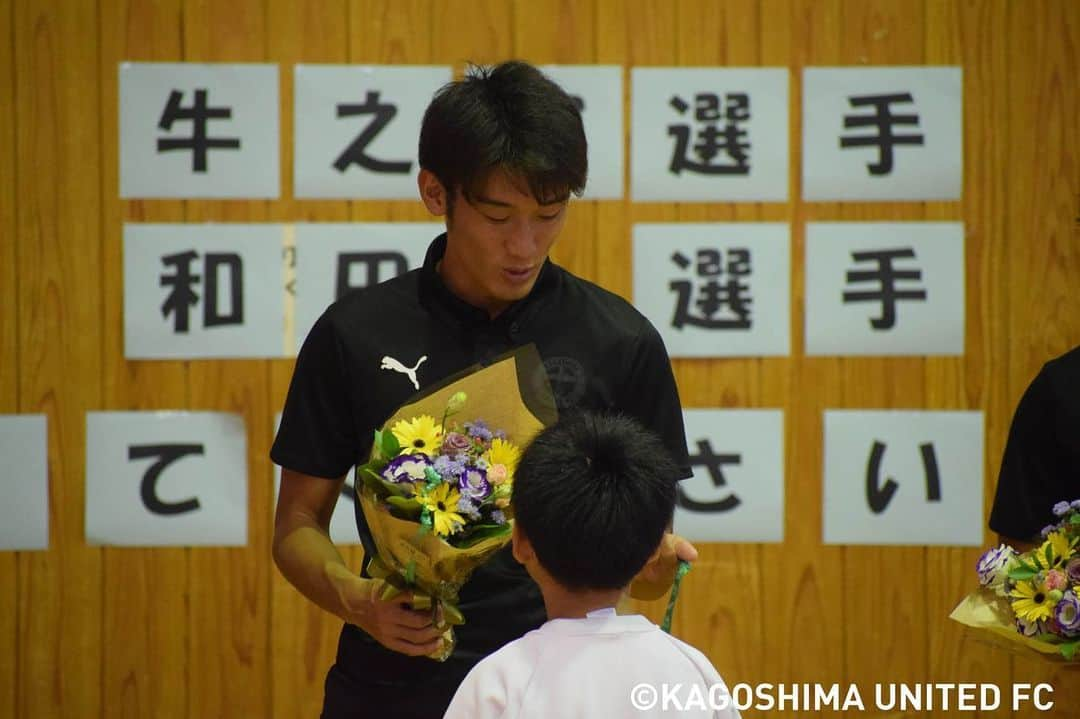 堤俊輔さんのインスタグラム写真 - (堤俊輔Instagram)「【選手の施設訪問】  10月24日、鹿児島自然学園さんに牛之濵拓、中原秀人、和田凌 の4人で訪問しました❗️ みんなでボールを使ったミニゲームなどで身体を動かし、11月2日のファジアーノ岡山戦の招待券を贈呈😊✨ 子どもたちからは花束💐とお手製メダル🏅をいただきました✨  子供達とサッカー楽しかったな〜😆 たくさんのパワーを子供達から貰いました❗️ また行かせていただきます🙇‍♂️ #サッカー  #Jリーグ  #鹿児島ユナイテッドFC #鹿児島 #soccer  #jleague  #kagoshimaunitedfc #kagoshima #堤俊輔  #ツツスタグラム  #チェストー！ #勝手に鹿児島大使 #ttmproject  #共につなぐ未来  #チャリティtシャツ #鹿児島自然学園 #牛之濵拓  #中原秀人 #和田凌」10月25日 19時44分 - shunsuketsutsumi.19