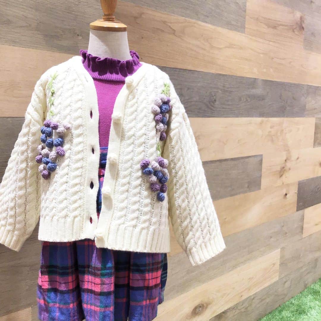 MARKEY'S代官山店さんのインスタグラム写真 - (MARKEY'S代官山店Instagram)「【NEW ITEM】 ✧ぶどうモチーフカーディガン ✧size:Kids 80cm〜150cm/Ladies' ・ #markeys#マーキーズ#自由が丘#jiyugaoka#子供服#kidsfashion#fashionkids#fashionbaby#childrenswear#babywear#babyclothes#kawaii#可愛い#cool#乙女#ぶどう🍇#カーディガン#お揃い#親子お揃い#ママお揃い#男の子#女の子#プレゼント#おすすめ」10月25日 19時37分 - markeys_jiyugaoka