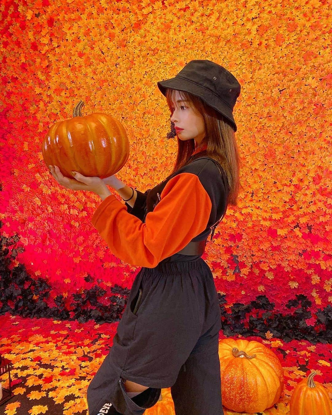 得あゆさんのインスタグラム写真 - (得あゆInstagram)「ハロウィン🎃🧟‍♀️🧟‍♂️ みんななんの仮装するのー？ 私はすでに仮装撮影済み！ また載せるね❤️🎃 ・ ・ ・ ・ ・ ・ ・ ・ #ハロウィン#ハロウィンコスプレ#コスプレ#仮装#お洒落#オレンジ#カジュアル#バケットハット#かっこいい#モデル#撮影#インスタ映え#カメラ女子#写真#ブラック#メイク#秋服#buckethat#security#halloween#halloweencostume#halloweenmakeup#orange#blackpink」10月25日 19時41分 - tokuayu819