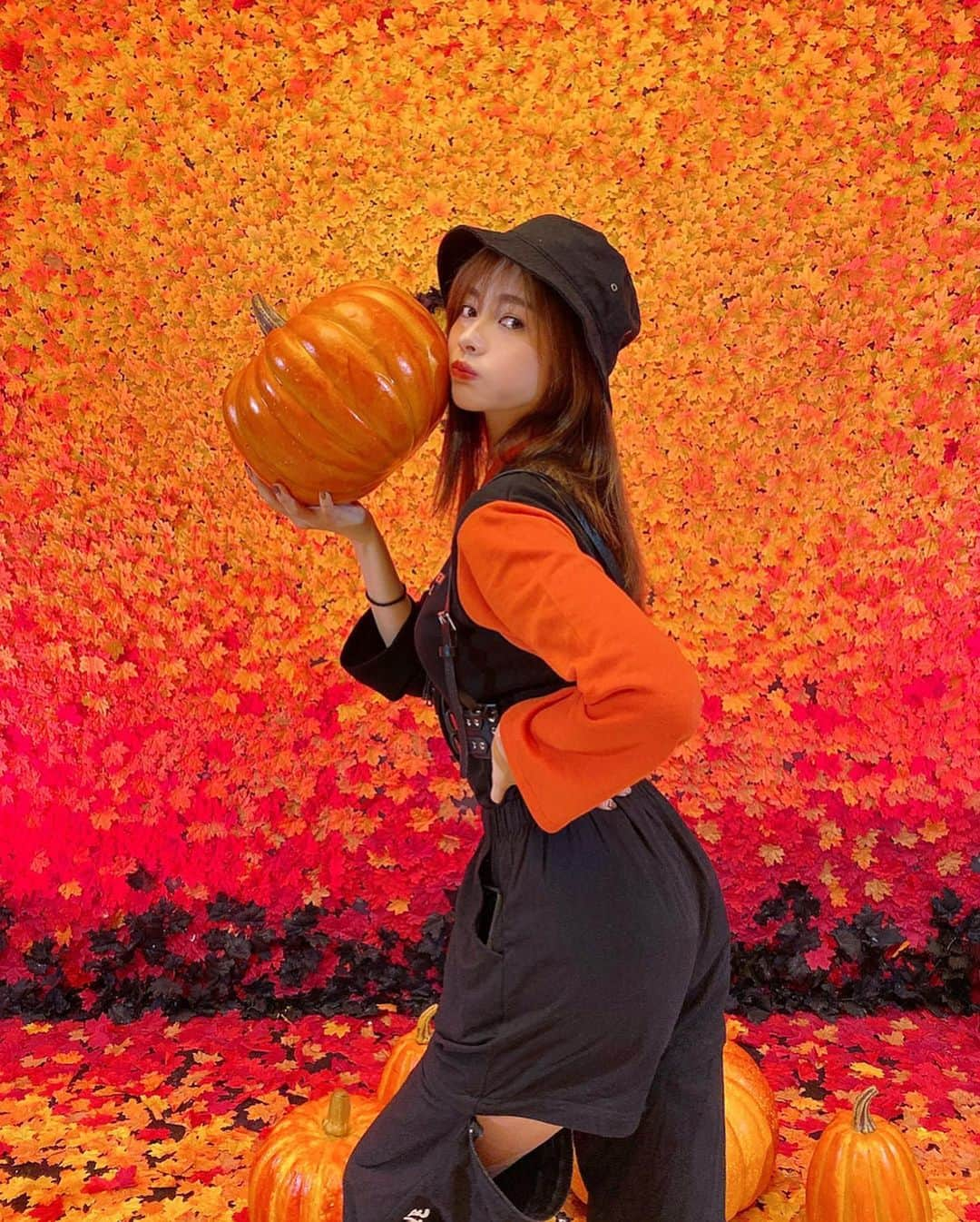 得あゆさんのインスタグラム写真 - (得あゆInstagram)「ハロウィン🎃🧟‍♀️🧟‍♂️ みんななんの仮装するのー？ 私はすでに仮装撮影済み！ また載せるね❤️🎃 ・ ・ ・ ・ ・ ・ ・ ・ #ハロウィン#ハロウィンコスプレ#コスプレ#仮装#お洒落#オレンジ#カジュアル#バケットハット#かっこいい#モデル#撮影#インスタ映え#カメラ女子#写真#ブラック#メイク#秋服#buckethat#security#halloween#halloweencostume#halloweenmakeup#orange#blackpink」10月25日 19時41分 - tokuayu819