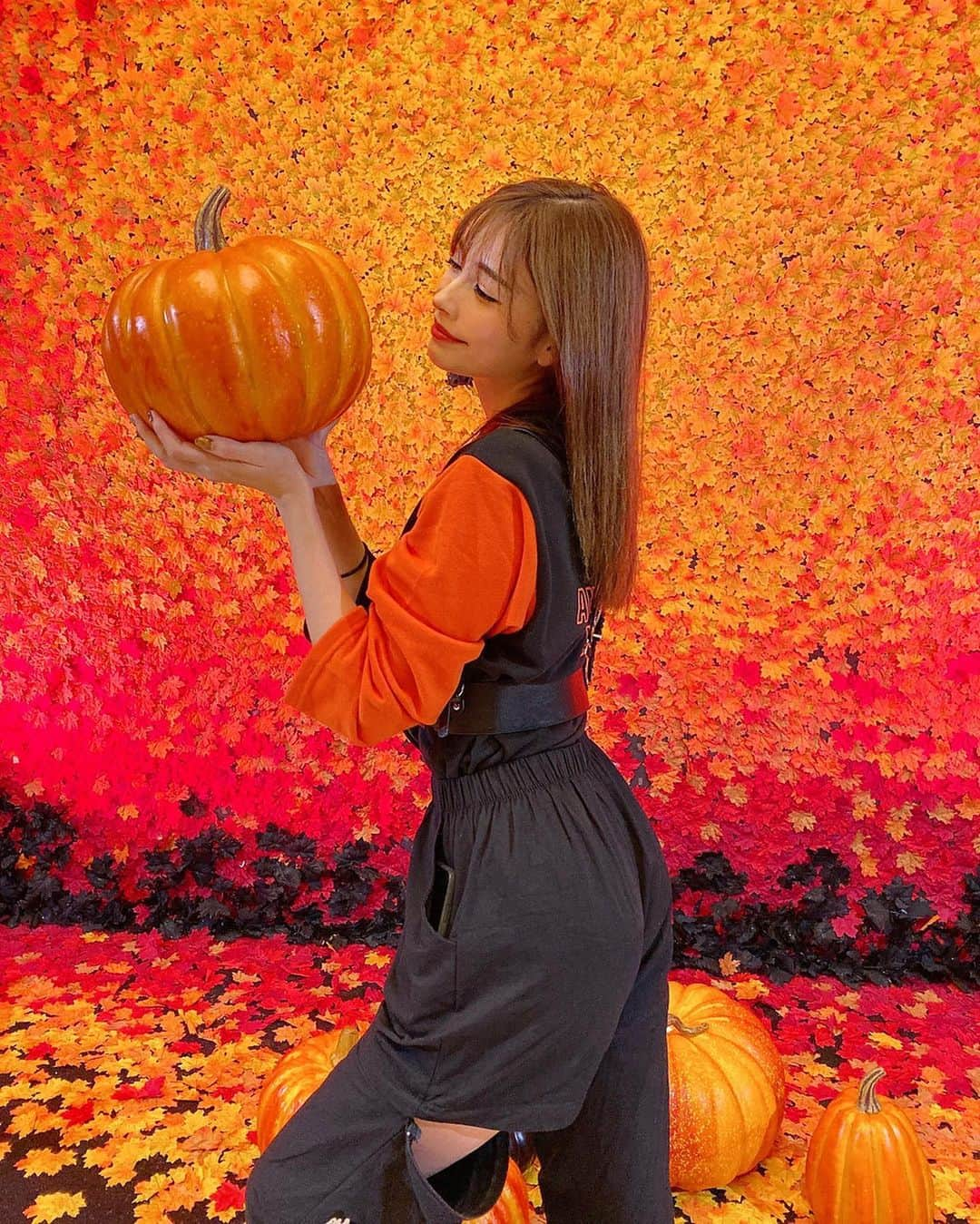 得あゆさんのインスタグラム写真 - (得あゆInstagram)「ハロウィン🎃🧟‍♀️🧟‍♂️ みんななんの仮装するのー？ 私はすでに仮装撮影済み！ また載せるね❤️🎃 ・ ・ ・ ・ ・ ・ ・ ・ #ハロウィン#ハロウィンコスプレ#コスプレ#仮装#お洒落#オレンジ#カジュアル#バケットハット#かっこいい#モデル#撮影#インスタ映え#カメラ女子#写真#ブラック#メイク#秋服#buckethat#security#halloween#halloweencostume#halloweenmakeup#orange#blackpink」10月25日 19時41分 - tokuayu819