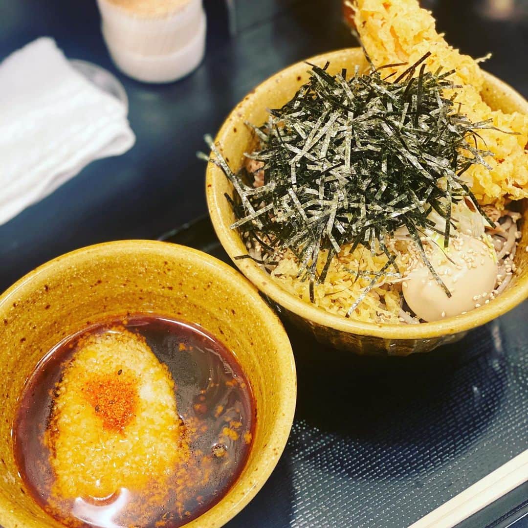 関智一のインスタグラム：「今日も蕎麦！！ #蕎麦 #ラー油 #なぜ蕎麦にラー油を入れるのか」