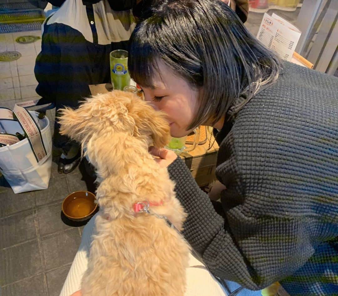 Manitasのインスタグラム：「コマニが犬臭いから逆にハマてしまてめちゃ嗅ぐ。あーん愛おしい 後ろ姿やぱり竜田揚げだ🍗 今週もおわたぁ〜。おつかれやまぁ〜。 #コマニとまに #見た目竜田揚げ犬 #犬がいる生活 #今週も一週間おつかれやまです」