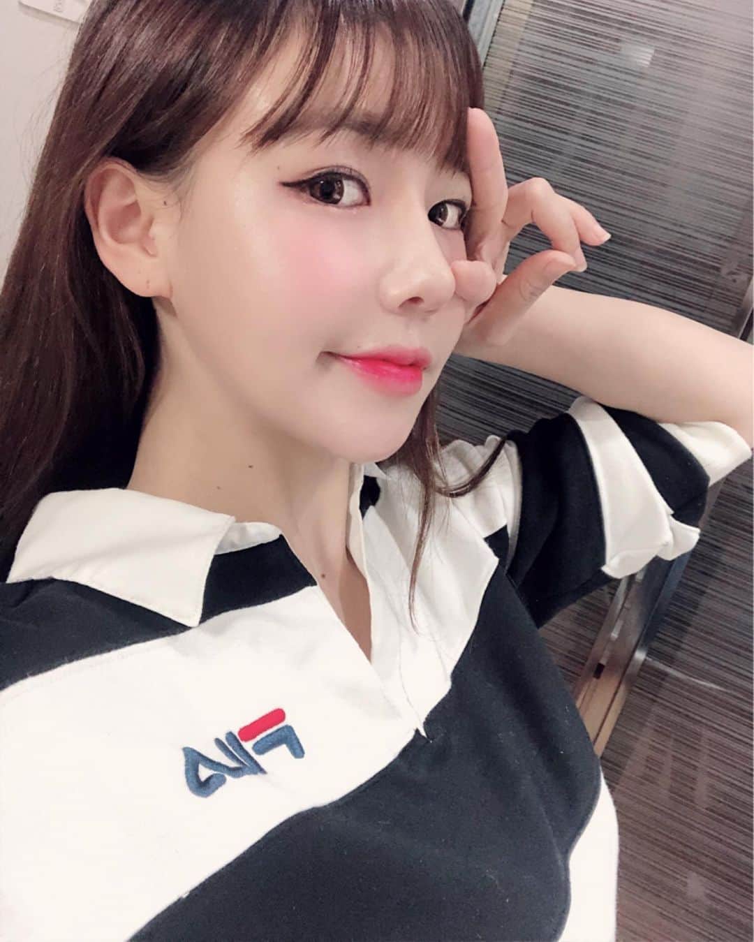 hyeriのインスタグラム：「오늘하루도 열심히 일마치고 집복귀😭😭 피곤에쩌들고 화장도 많이해서 피부도 푸석푸석... 그래서 결국 요즘 비타민이 너무부족한거같아서 찾아보다가 미국직수입!! 비타민 찾음🙌 비타민은 정말많이먹어 봤지만 그래저래.. 친구도 강추해준 비타민! 지금일주일째인데 확실히 다르다 꾸준히먹어서 피부미인도되고 몸속도 건강한 사람이되야지❤  http://www.megavita.co.kr #멀티비타민 #프리미엄비타민 #하루한팩 #메가비타 #megavita #비타민b #비타민c  #오메가3#피부관리#비타민#비타민추천」