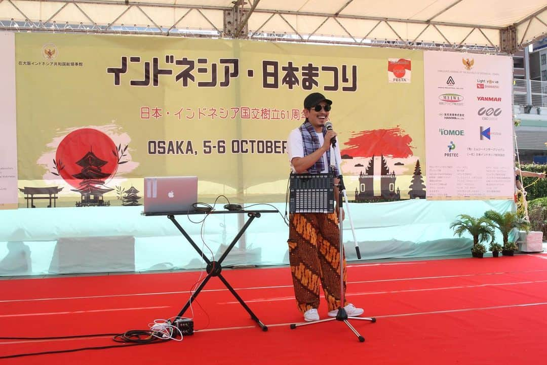 三木道三さんのインスタグラム写真 - (三木道三Instagram)「Indonesia-Japan Festival﻿ Thank you Mr.Consul and consular staffs for singing and dancing with me😄﻿ One day soon I wanna go back to Indonesia!﻿ ﻿ インドネシア・日本まつり　﻿ 楽しかった。﻿ 領事さんもノリノリで参加してくれたでw﻿ また行きたいな〜﻿ ﻿ ﻿ ..................................................................................﻿ @nativeinstruments @maschinemasters ﻿ #reggae #music #club #singing #singer #dtm #maschine #bair #maschinejam #piano #guitar #drums #beats #producers #sax #art #color #live #party #edm #japan #dozan11 #三木道三 #photography #Indonedia #bali」10月25日 19時57分 - dozan11