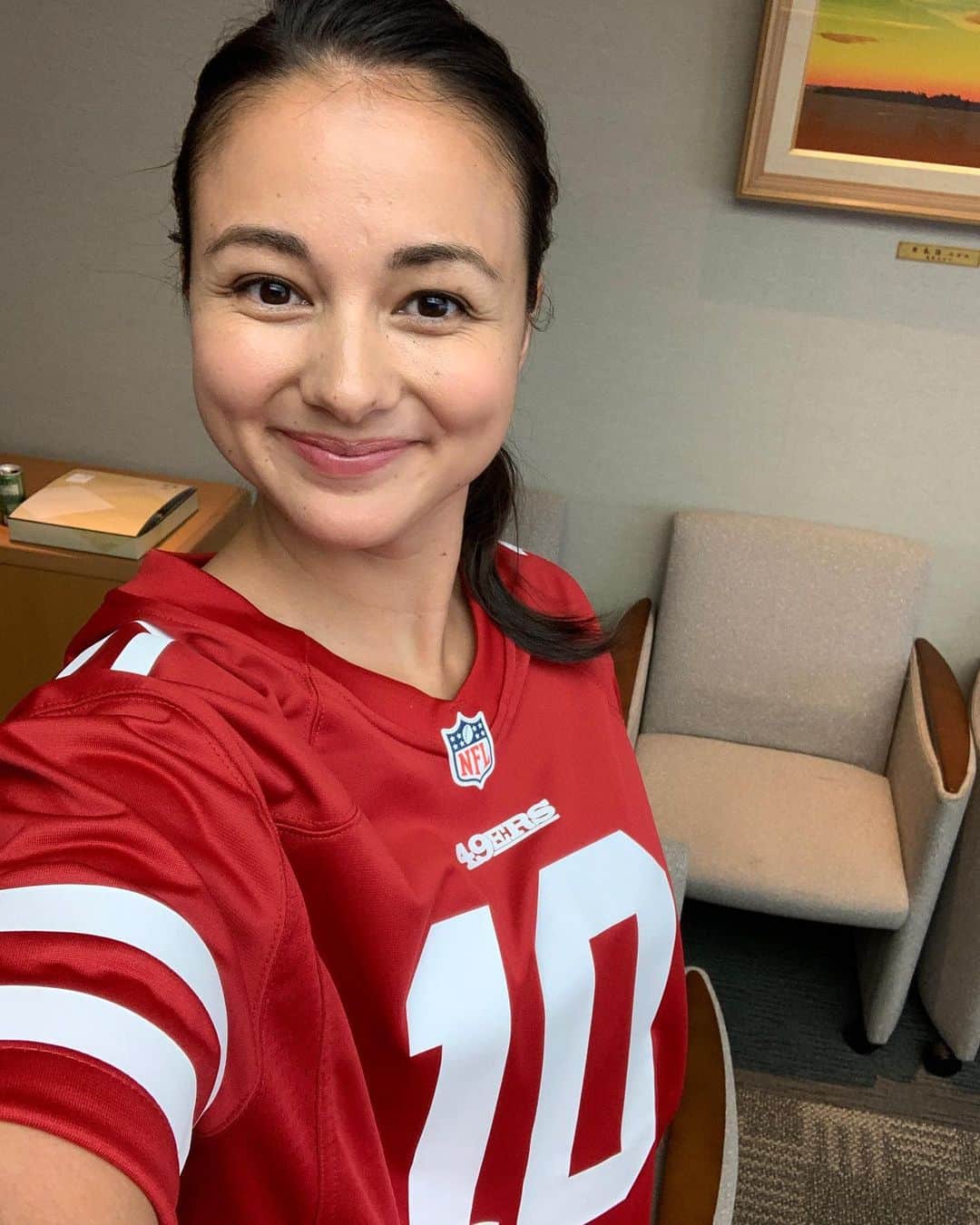 エリナ シルカのインスタグラム：「今夜のNFL倶楽部に出演します！ 地上波日テレ：10/25（金）深夜26:44〜27:14  ラグビーも楽しいけどアメフトも楽しいよ〜！ 今シーズンはジョージキトル選手やイケメンすぎるqbのジミーちゃんがいる49sを応援してます！ 楕円球さいこー🙌🏈🏉」