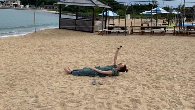 柴田紗希さんのインスタグラム写真 - (柴田紗希Instagram)「「発表」柴田紗希この度、VIDEOBLOGをスタートします！ そして今初公開しました！ 〜shibatabi しば旅〜 Vlogというものを知ってますか？私は知らなかったんだけど、、、いろいろな地域を旅していろいろな素敵な人に出会う中でこの場所をもっとたくさんの人に知って欲しい、来てほしい、感じてほしい！ってずっと思ってて。そしたら動いてる方がより伝わるんじゃないかなと、、、そして動画を作ろうと 思いました！ (それで知ったのがVlogの存在でした) 自分が行ったことのある地をもう一度訪れて出会って紹介して、素敵を共有できますように♡ その地域にほんの少しでも、お手を添えられると嬉しいです！ . 心のほっこりや高まりをお届けできる動画を目指すよ😊✨ あと、、、まさかの、今日動画に出てくるなみちゃんの赤ちゃんが産まれたって。。。これもなんだかご縁をかんじるなぁ本当におめでとう😭❤️ . 旅の他にも日常のファッションや食などにも触れてゆきます。 。。良かったら見に来て下さい☺︎ #shibatabi #しば旅 #vlog #videoblog https://youtu.be/qhM8dKFUiqw」10月25日 20時01分 - shibasaaki