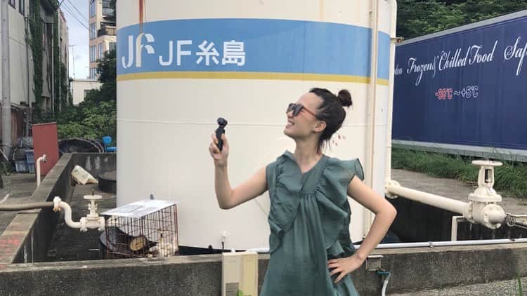 柴田紗希さんのインスタグラム写真 - (柴田紗希Instagram)「「発表」柴田紗希この度、VIDEOBLOGをスタートします！ そして今初公開しました！ 〜shibatabi しば旅〜 Vlogというものを知ってますか？私は知らなかったんだけど、、、いろいろな地域を旅していろいろな素敵な人に出会う中でこの場所をもっとたくさんの人に知って欲しい、来てほしい、感じてほしい！ってずっと思ってて。そしたら動いてる方がより伝わるんじゃないかなと、、、そして動画を作ろうと 思いました！ (それで知ったのがVlogの存在でした) 自分が行ったことのある地をもう一度訪れて出会って紹介して、素敵を共有できますように♡ その地域にほんの少しでも、お手を添えられると嬉しいです！ . 心のほっこりや高まりをお届けできる動画を目指すよ😊✨ あと、、、まさかの、今日動画に出てくるなみちゃんの赤ちゃんが産まれたって。。。これもなんだかご縁をかんじるなぁ本当におめでとう😭❤️ . 旅の他にも日常のファッションや食などにも触れてゆきます。 。。良かったら見に来て下さい☺︎ #shibatabi #しば旅 #vlog #videoblog https://youtu.be/qhM8dKFUiqw」10月25日 20時01分 - shibasaaki