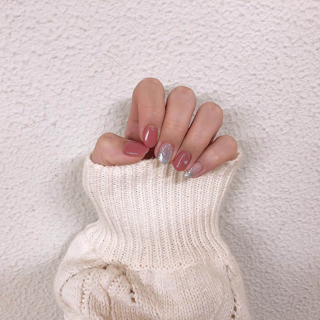 のインスタグラム：「. ネイル💅❤︎ 嬉しくて昨日今日と会った人みんなに見せびらかしてる笑 . . 実はお店でジェルネイルをするのは人生2回目...🤭笑 はじめてのネイルの参考に💐 . . . .  #ネイル #ネイルデザイン #秋ネイル #初めてネイル#nail #naildesign #💅」
