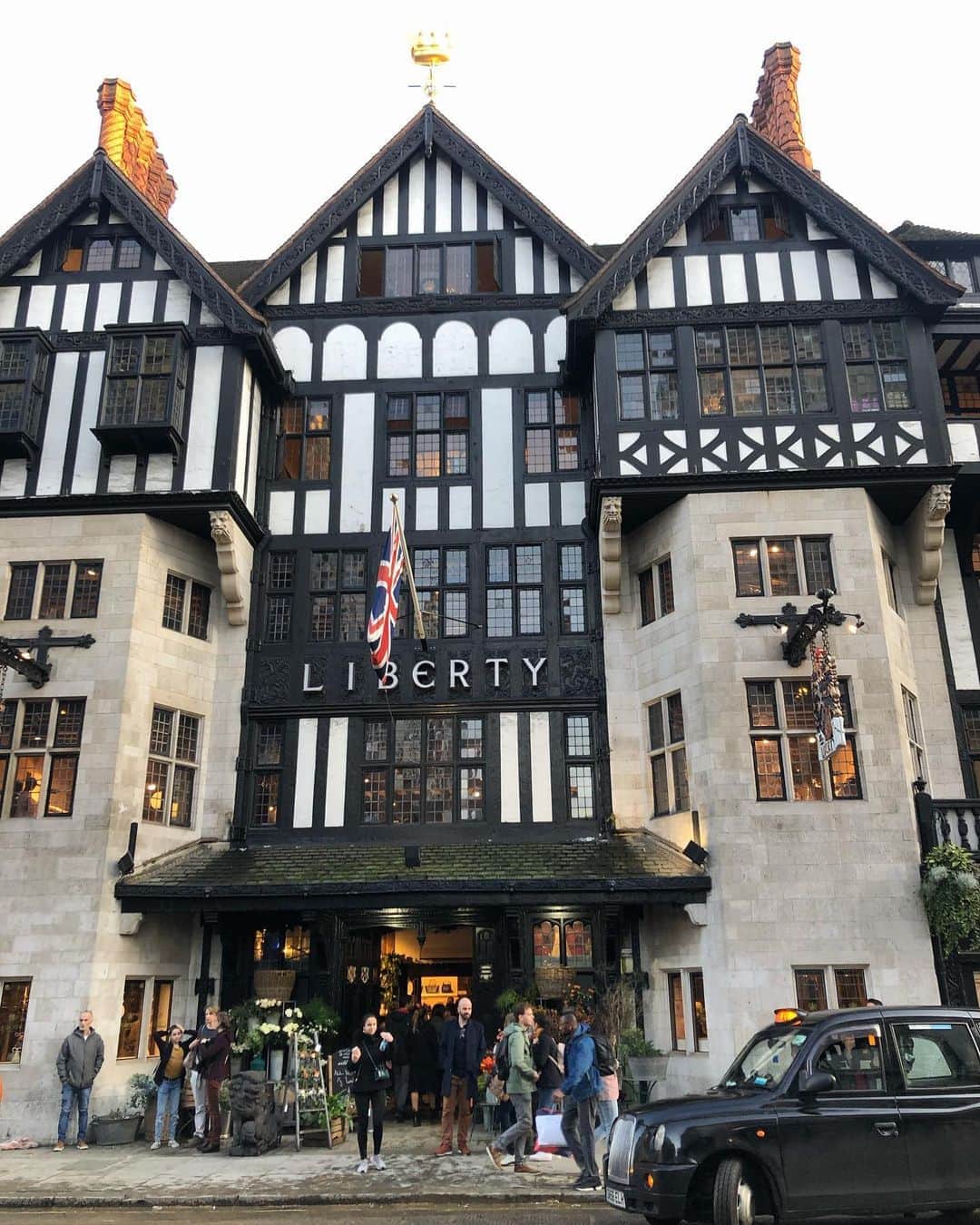 Seyda♥ Travel & Natureのインスタグラム：「One of my favourite places in #london ❤️🖤 #seydauk」