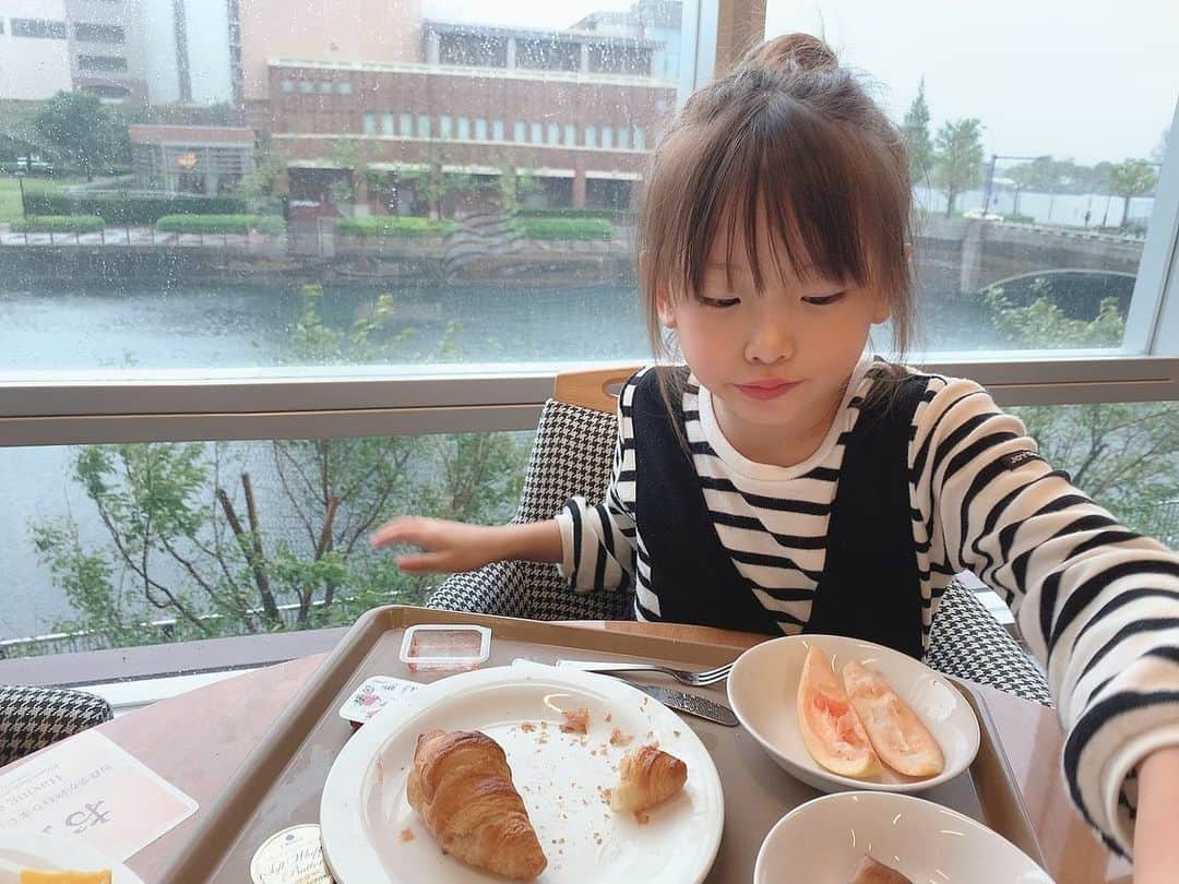 ひなさんのインスタグラム写真 - (ひなInstagram)「♡.＊ ホテルで朝食♡ ひなは大好きなフルーツとクロワッサン たくさん食べてました🥐🍊 ひなが綺麗に盛り付けてたから 撮ろうかなってカメラ向けた頃には ほとんど食べ終わってた🤣 前の日の夜から雨が降っちゃったけど、 次の日の午後には晴れて虹が🌈💕 #横浜」10月25日 20時12分 - h.t_mom