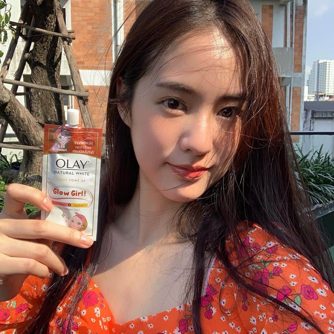 PIMTHAさんのインスタグラム写真 - (PIMTHAInstagram)「สูตรใหม่มาแล้วว! โอเลย์ซองส้ม OLAY Natural White Tone Up "Glow Girl" เพิ่มเติมคือ บำรุงแบบ 2 in 1 ปรับสีผิวให้โกล์ว ไบร์ทใสขึ้นแบบมีออร่า ไม่ต้องใส่แอพเลยจ่ะะะ ไอเลิ้ปป 🧡🧡🧡 มีขายที่เซเว่นแล้วนะะะ @olaythailand #ไม่ใช้แอพก็พร้อมอัพ #GlowGirl #NaturalWhite #OlayThailand」10月25日 20時07分 - pimtha