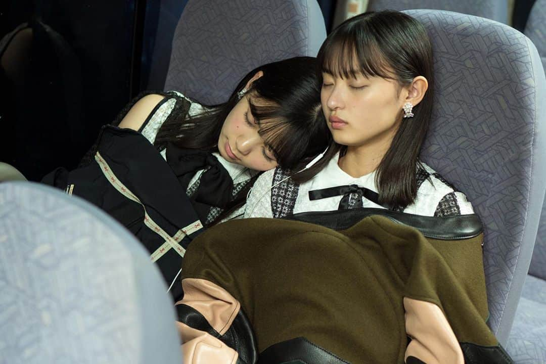 smartさんのインスタグラム写真 - (smartInstagram)「Zzz Zzz Zzz... 本日発売のsmart12月号では、乃木坂46の遠藤さくらさん、筒井あやめさんがスヤスヤ眠っています🤫  眠っている2人をそっと温めているのは、N.ハリウッドの新作アウター。可愛い2人の寝姿、ぜひ紙面でチェックしてください！  #乃木坂46 #夢の背中を押すアウター #遠藤さくら　#筒井あやめ #夜明けまで強がらなくてもいい #smart12月号 #写真は本誌未掲載カット #nhoolywood」10月25日 20時15分 - smart_tkj