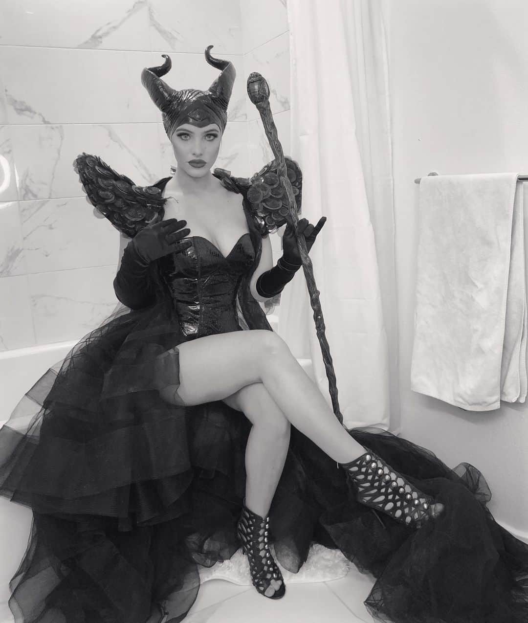 Leleponsさんのインスタグラム写真 - (LeleponsInstagram)「Maleficent 🖤🖤 (who’s your fav Disney villain?) Makeup: @lou_flores outfit: @forthestarsfashionhouse」10月25日 20時16分 - lelepons