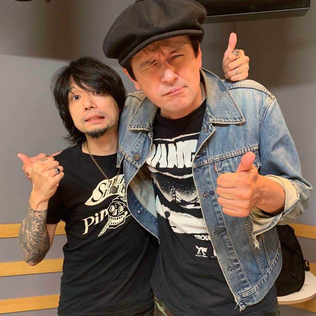 のインスタグラム：「Hey There Georgy George!! Nothing’s Carved In StoneそしてELLEGARDENのギタリスト、 生形真一さん登場！  10月最終回のテーマは「未来」！ 生形さんとバンドとして、個人としての未来について2人で語り尽くしました！  生形さんの未来のそばにRSG!!もいられたら嬉しい！！ 生形さん1ヶ月間ありがとうございました！  来月のマンスリーゲストはTHE BACK HORNの山田将司さんと松田晋二さん！  お楽しみにーー！！ #ジョージとシャウラ #interfm897 #NCIS #ELLEGARDEN」