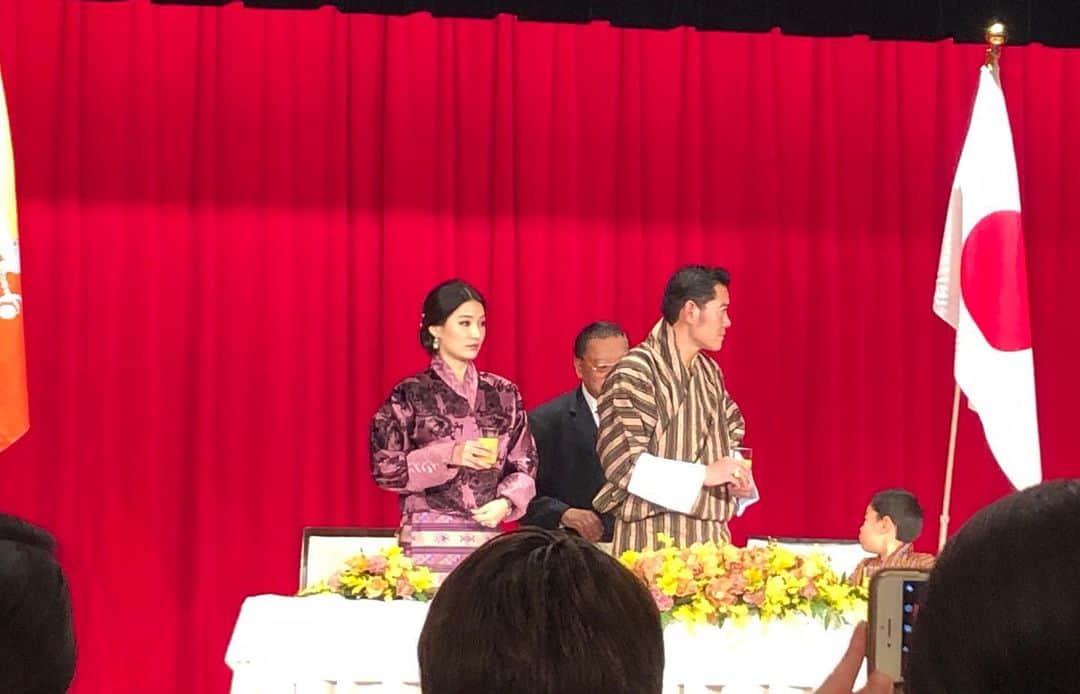 木村好珠さんのインスタグラム写真 - (木村好珠Instagram)「ブータン王国両陛下の歓迎会に出席させていただきました。素晴らしいスピーチと暖かいお人柄が大変印象的でした。お写真まで撮って下さり、本当に貴重な時間を過ごさせて頂きました🇧🇹 いつかブータンに行ってみたい！#ブータン #ブータン王国 #ブータン王国両陛下　#来日歓迎会 #握手してくださった #一生に一度の体験 #感謝」10月25日 20時29分 - konomikimura