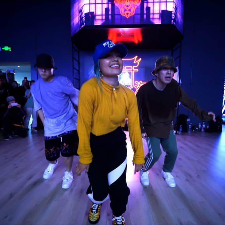 のインスタグラム：「HOT GIRL SUMMER❤️🔥💦🔥💦 Congrats @kinjazdojochina for opening new studio in Shanghai🇨🇳💎 my people🤝 Choreo #riehata Dancing with my sons @kazthefire @kaita_the_hataboy 🎉🎉 #family👑 #RHT🏆」