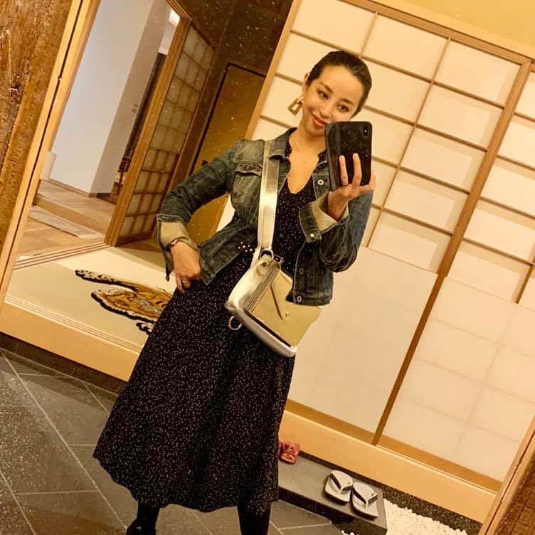 のインスタグラム：「#ootd 🍁 .  最近のお気に入りでヘビロテしているのが @sacaiofficial のバッグ👜💜✨ . 産後は荷物が多くて両手の空くリュックが定番だったけど、 このバッグは見た目より荷物が沢山入る上にどんなお洋服に合わせてもアクセントになるので重宝してます😍❤️✨ . お洋服などの詳細はblogに書きました👠📝🌟 ・・・ ・・・ #love #happy #family #mamalife #mamacode #momoutfit #sacai #bag」