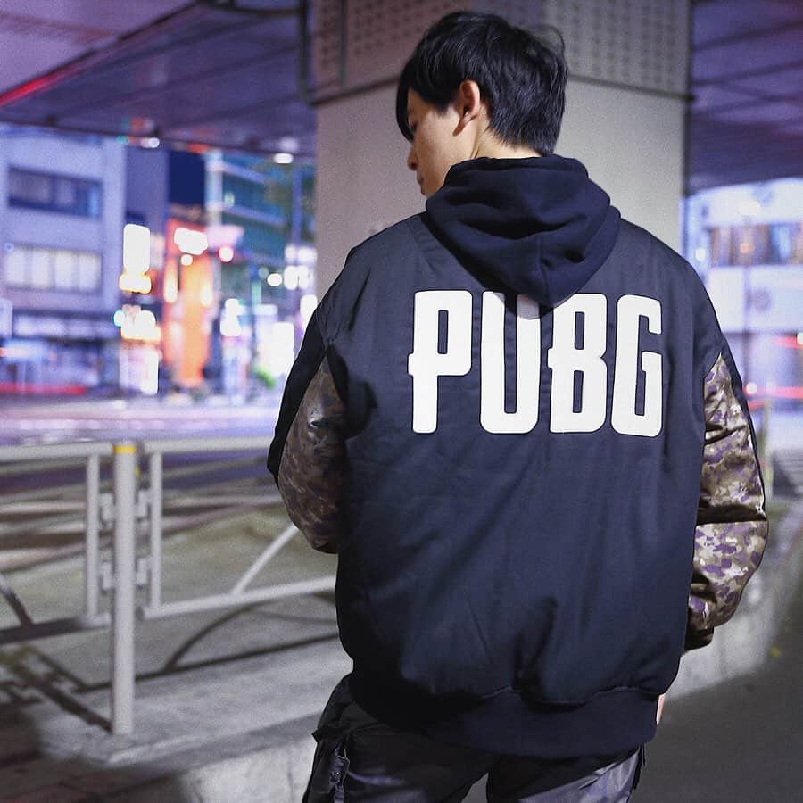 SuperGroupiesさんのインスタグラム写真 - (SuperGroupiesInstagram)「#PUBG Collaboration Bomber Jacket 🍳🐓 ⠀ ユニセックスで楽しめるカジュアルアウターが登場✨ 背中に大胆にあしらった「PUBG」の文字がPoint！ ⠀ 袖のポケットには、 「WINNER WINNER CHICKEN DINNER! (勝った！勝った！夕飯はドン勝だ！)」の文字が 程よいアクセントになっていて、 ⠀ 付いているファスナーチャームも なんと、チキンがデザインされたフライパン型!!🍳🐓 ⠀ 柔らかい生地感なのでとっても動きやすく🏃‍♀️🏃‍♂️ 中綿入りで風を通しにくく、防寒性も高いアイテムです。☺️ ⠀ ──────────────────────﻿ 🍳Today’s Item🍳 PlayerUnknown's Battlegrounds Collaboration Series #watch / #outer / #bag / #shoes ※掲載商品は受注生産です。 Available only for pre-orders now! ──────────────────────﻿ ⠀ ⠀ 本日のLive配信では、こちらのアウターを含め #PUBG との新コラボアイテムを紹介しました！ ⠀ ご覧いただいた皆様、﻿ありがとうございました💕﻿ ⠀ リアルタイムで視聴できなかった方でも、 24時間以内⏰でしたらリプレイ視聴ができますので、 今すぐチェックしてくださいね！ ⠀ ⠀ #supergroupies #game #ThisIsBattleRoyale #pubgmobile #スーパーグルーピーズ #コラボグッズ#ファッションにゲームを #ファッションにアニメを #ライブ配信 #live配信 #ゲームコラボ #AWM #ギリースーツ #erangel #erangelmap #WinnerWinnerChickenDinner #勝った勝った夕飯はドン勝だ #メンズ腕時計 #ブルゾンコーデ #ユニセックスコーデ ⠀」10月25日 20時42分 - supergroupies