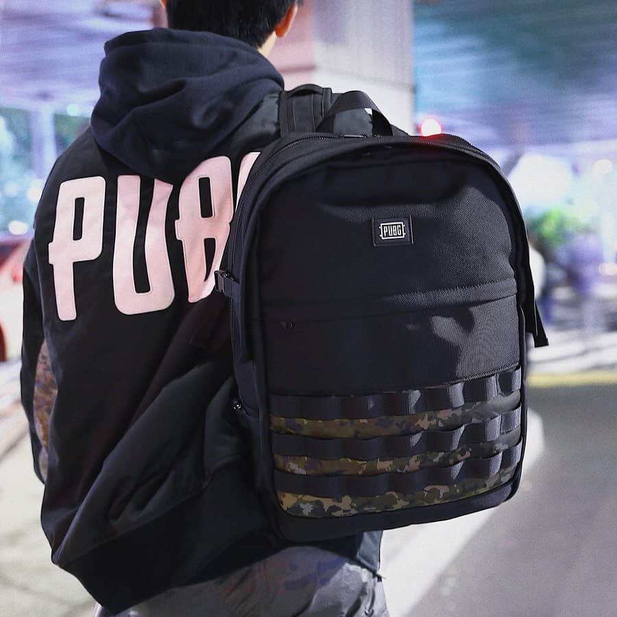 SuperGroupiesさんのインスタグラム写真 - (SuperGroupiesInstagram)「#PUBG Collaboration Bomber Jacket 🍳🐓 ⠀ ユニセックスで楽しめるカジュアルアウターが登場✨ 背中に大胆にあしらった「PUBG」の文字がPoint！ ⠀ 袖のポケットには、 「WINNER WINNER CHICKEN DINNER! (勝った！勝った！夕飯はドン勝だ！)」の文字が 程よいアクセントになっていて、 ⠀ 付いているファスナーチャームも なんと、チキンがデザインされたフライパン型!!🍳🐓 ⠀ 柔らかい生地感なのでとっても動きやすく🏃‍♀️🏃‍♂️ 中綿入りで風を通しにくく、防寒性も高いアイテムです。☺️ ⠀ ──────────────────────﻿ 🍳Today’s Item🍳 PlayerUnknown's Battlegrounds Collaboration Series #watch / #outer / #bag / #shoes ※掲載商品は受注生産です。 Available only for pre-orders now! ──────────────────────﻿ ⠀ ⠀ 本日のLive配信では、こちらのアウターを含め #PUBG との新コラボアイテムを紹介しました！ ⠀ ご覧いただいた皆様、﻿ありがとうございました💕﻿ ⠀ リアルタイムで視聴できなかった方でも、 24時間以内⏰でしたらリプレイ視聴ができますので、 今すぐチェックしてくださいね！ ⠀ ⠀ #supergroupies #game #ThisIsBattleRoyale #pubgmobile #スーパーグルーピーズ #コラボグッズ#ファッションにゲームを #ファッションにアニメを #ライブ配信 #live配信 #ゲームコラボ #AWM #ギリースーツ #erangel #erangelmap #WinnerWinnerChickenDinner #勝った勝った夕飯はドン勝だ #メンズ腕時計 #ブルゾンコーデ #ユニセックスコーデ ⠀」10月25日 20時42分 - supergroupies