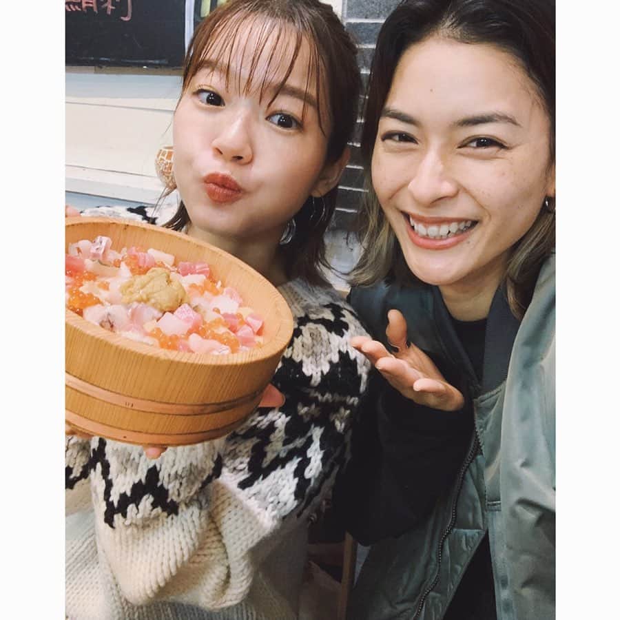 猪鼻ちひろのインスタグラム：「🍣🚃 突然ですが、、、 地下謎ってみんな知ってました？！﻿ メトロに乗りながら色んな駅で謎解きをしていくのです。﻿ わたしは初めて挑戦してきたのですが、みんなでやると会話も弾んで終始大爆笑するぐらい楽しかった🤣❣️﻿ ﻿ ( #トイレットペーパー事件 お手洗いから帰ってきたらまさかのペーパーが…綺麗なペーパーだよ…最後の画像参照)﻿ ﻿ 謎解きなんて楽勝よ！と思っていたら、難しさに驚き。 こんなすごい問題誰が考えたの？！とか言いつつ、閃いた瞬間のあの感覚は最高…(大声注意)﻿ ﻿ 1人だったら何日かかるんだ？！と思ったけど瞳が頑張ってくれました🥺✨笑﻿ 途中下車して食べた海鮮ひつまぶしも最高だった！  #瞳がお茶してるときパスタも食べた🍝笑﻿ #ゲラゲラ笑ってくれてありがとう大好き😘﻿ #カップルか ! #デート #デートプラン #東京メトロ #地下鉄 #地下謎 #地下謎への招待状2019 #pr #東京イベント #謎解き #海鮮丼 #海鮮ひつまぶし」
