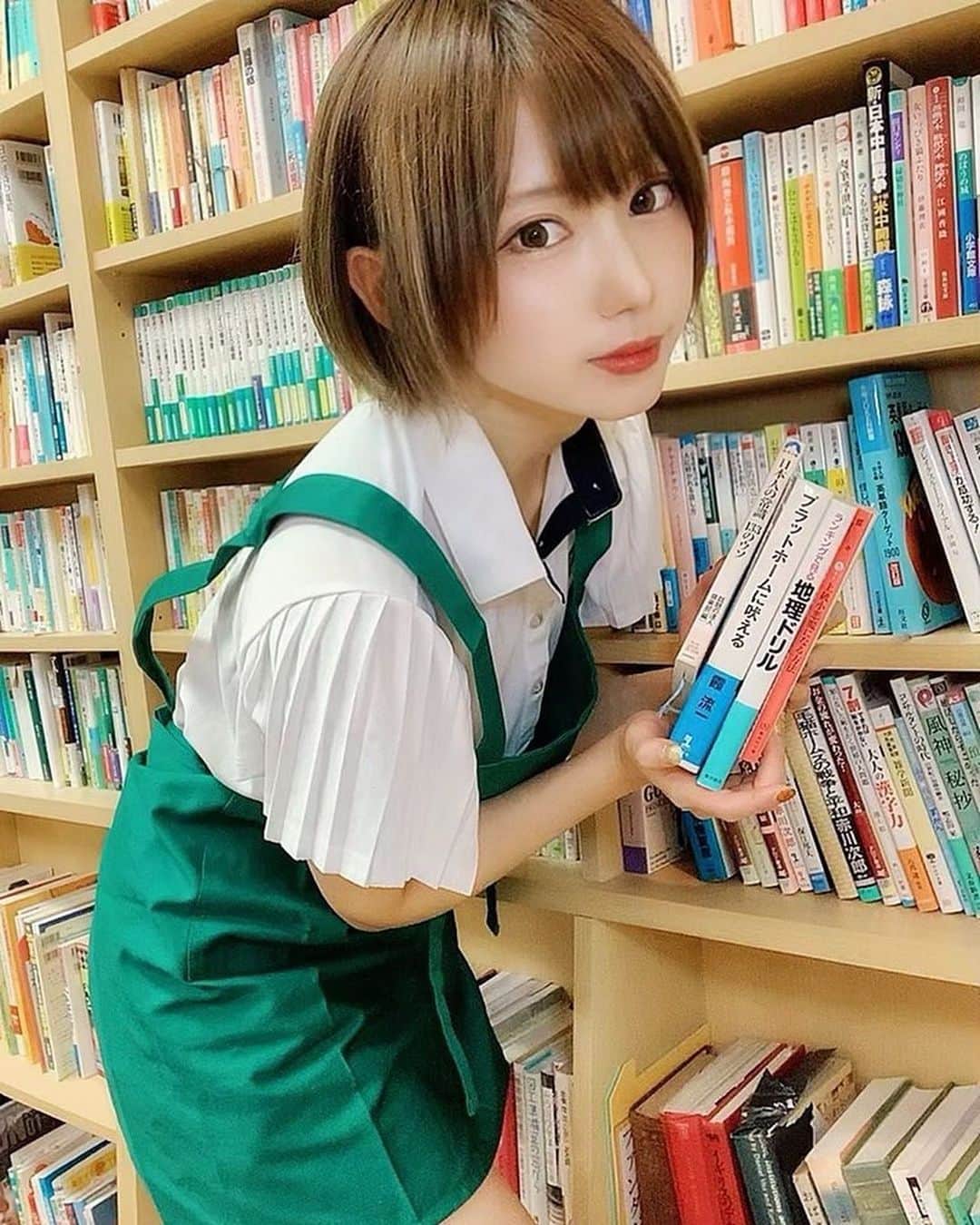篠崎こころのインスタグラム：「お客様、 探し物…お手伝いしましょうか？？」