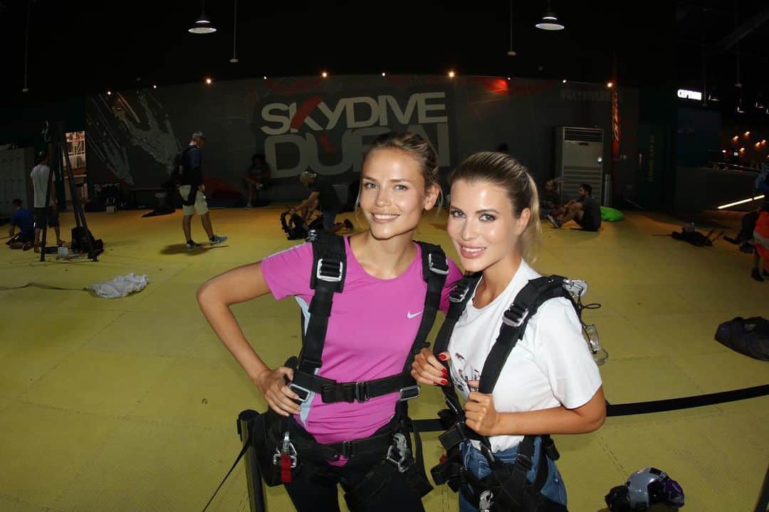 ナターシャ・ポーリーのインスタグラム：「Before, During And After 😅 @katrinakuzina I Will Remember This Forever ❤️🤗 Thank You For Your Support And Positive Energy 🙏🏼 #SkyDiving」